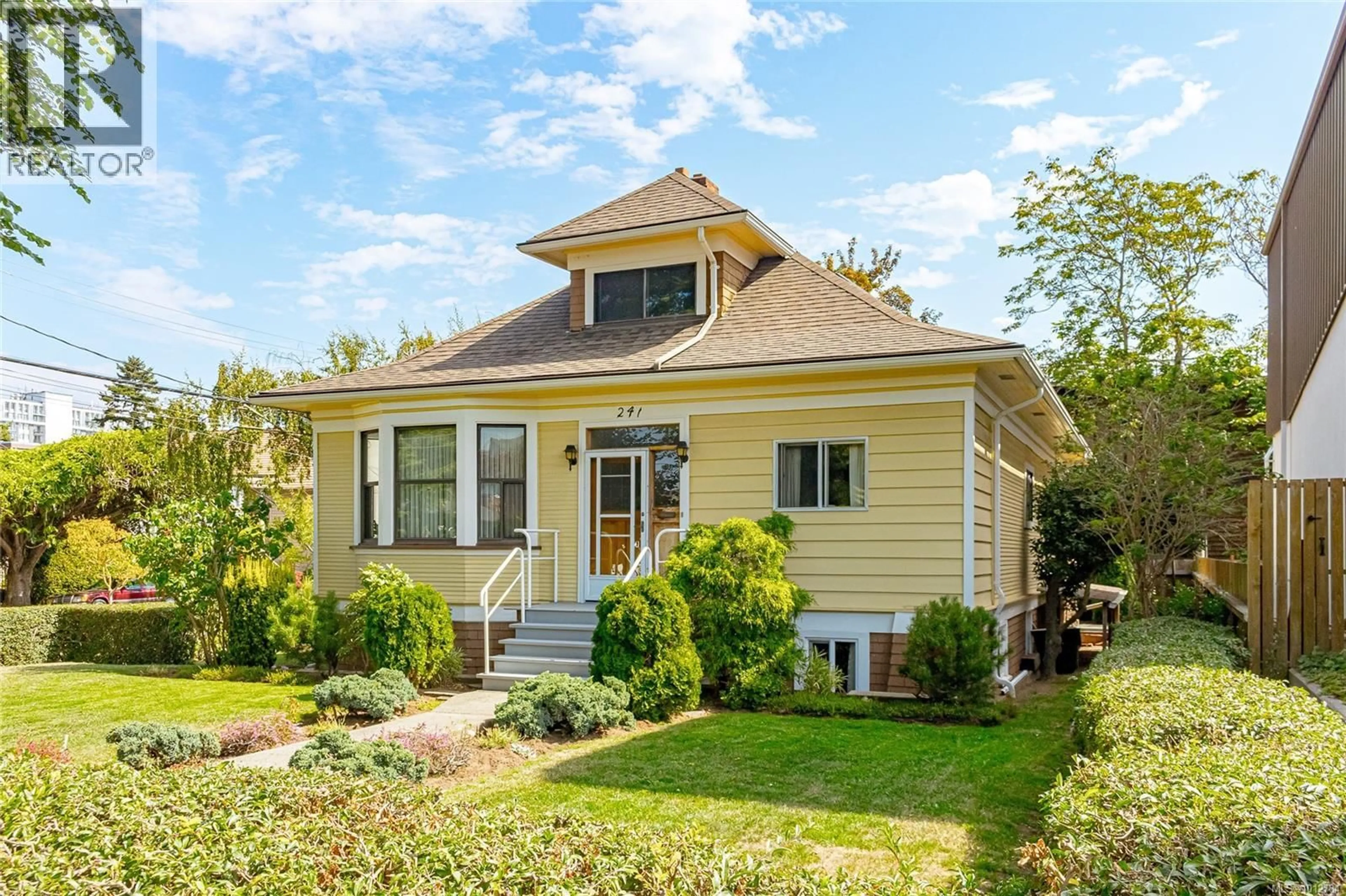 Home with vinyl exterior material, street for 241 MONTREAL STREET, Victoria British Columbia V8V1Z3