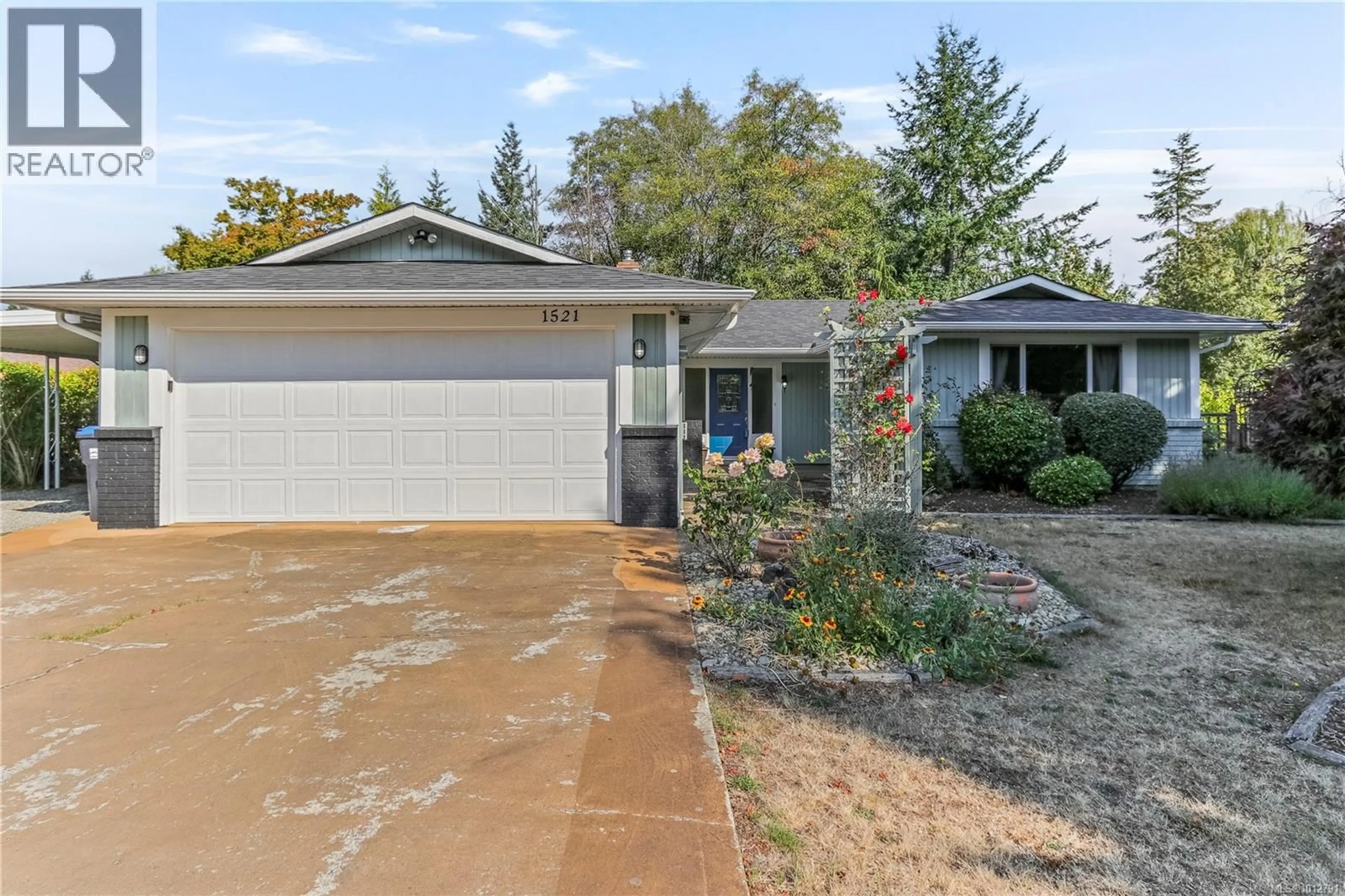 Home with vinyl exterior material, street for 1521 MARINE CIRCLE, French Creek British Columbia V9P1Y5