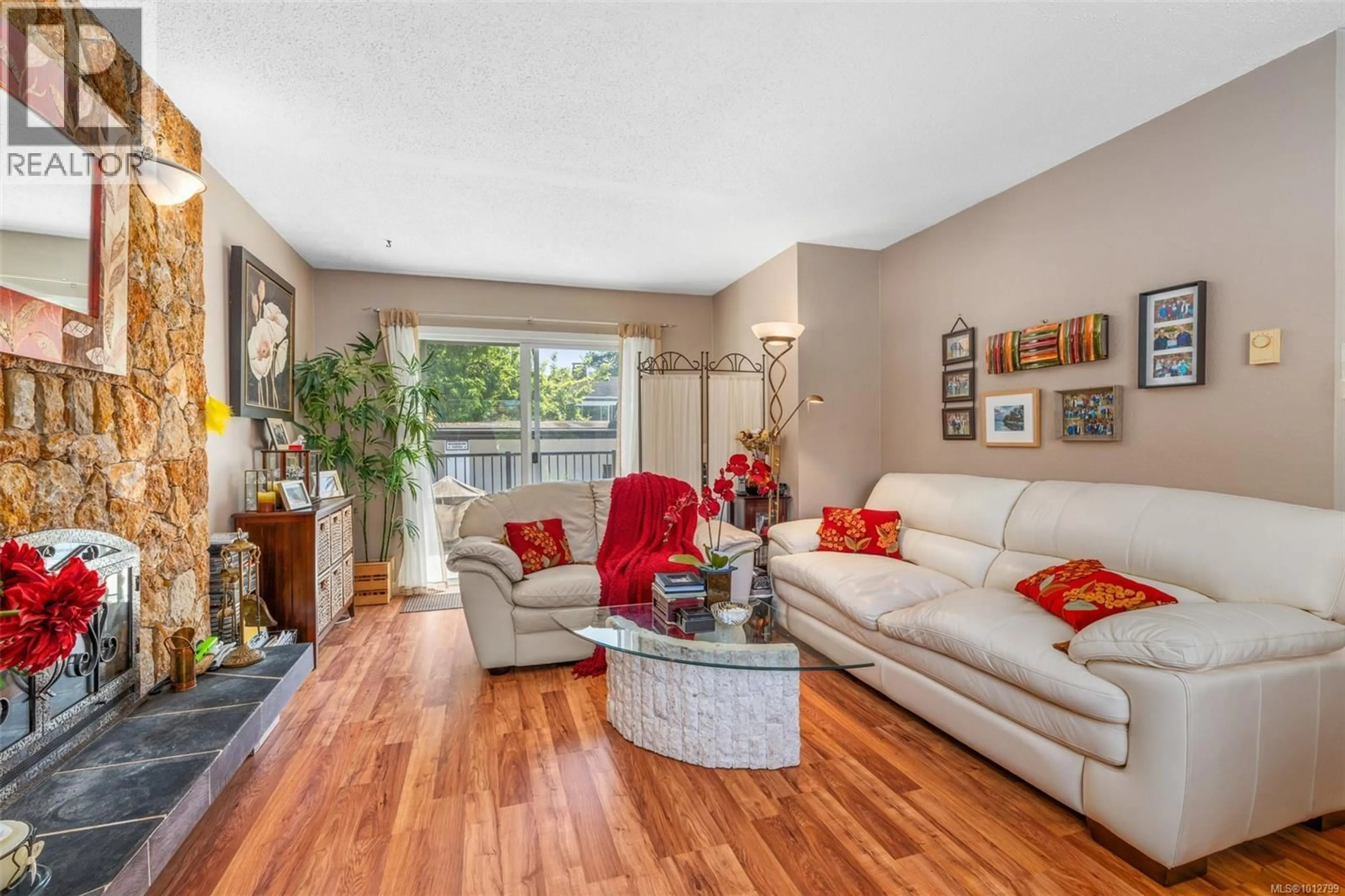 Living room with furniture, wood/laminate floor for 955 TATTERSALL DRIVE, Saanich British Columbia V8X2X1