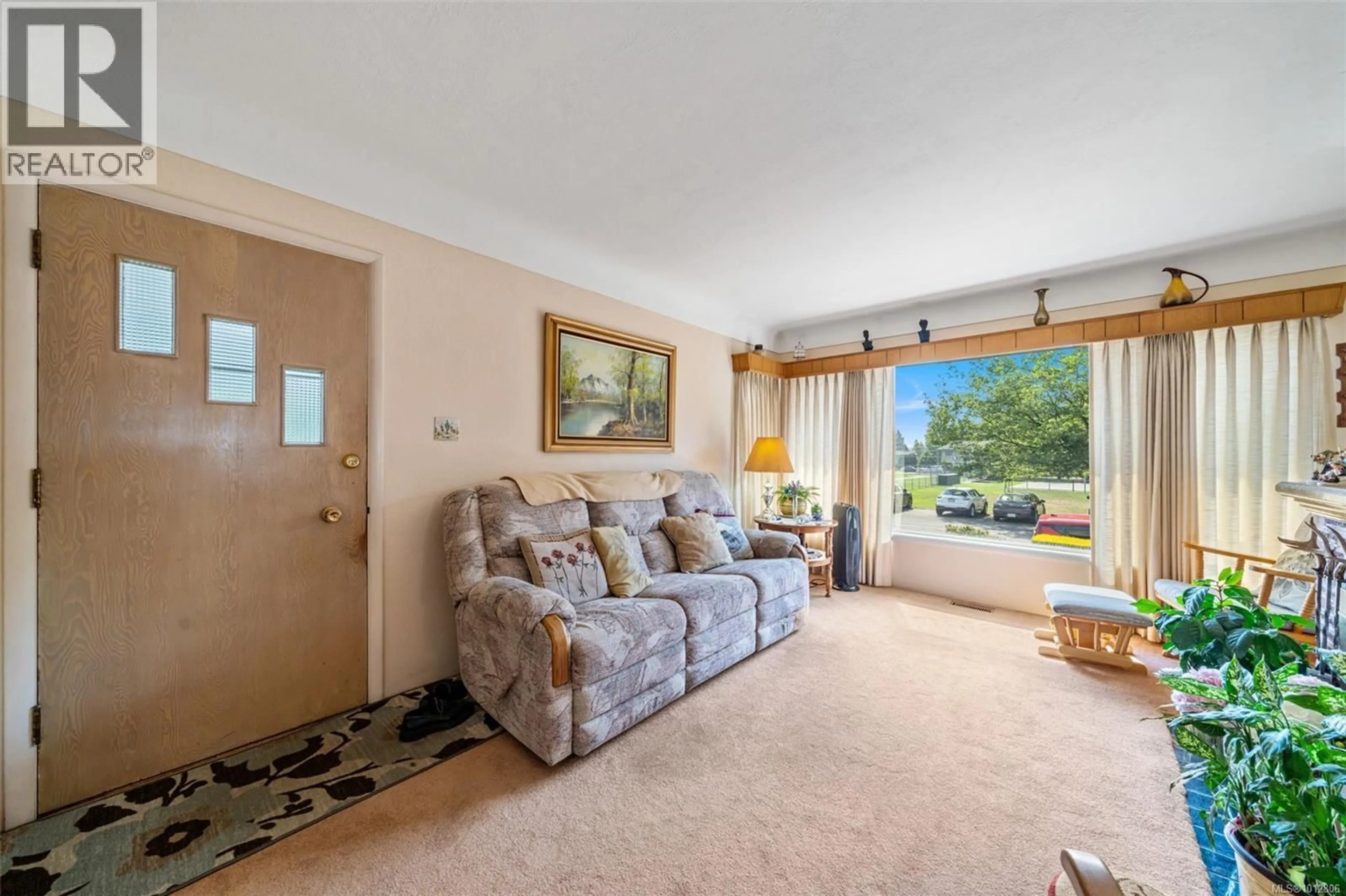 Living room with furniture, carpet floor for 1924 ALLENBY STREET, Saanich British Columbia V8R3B8