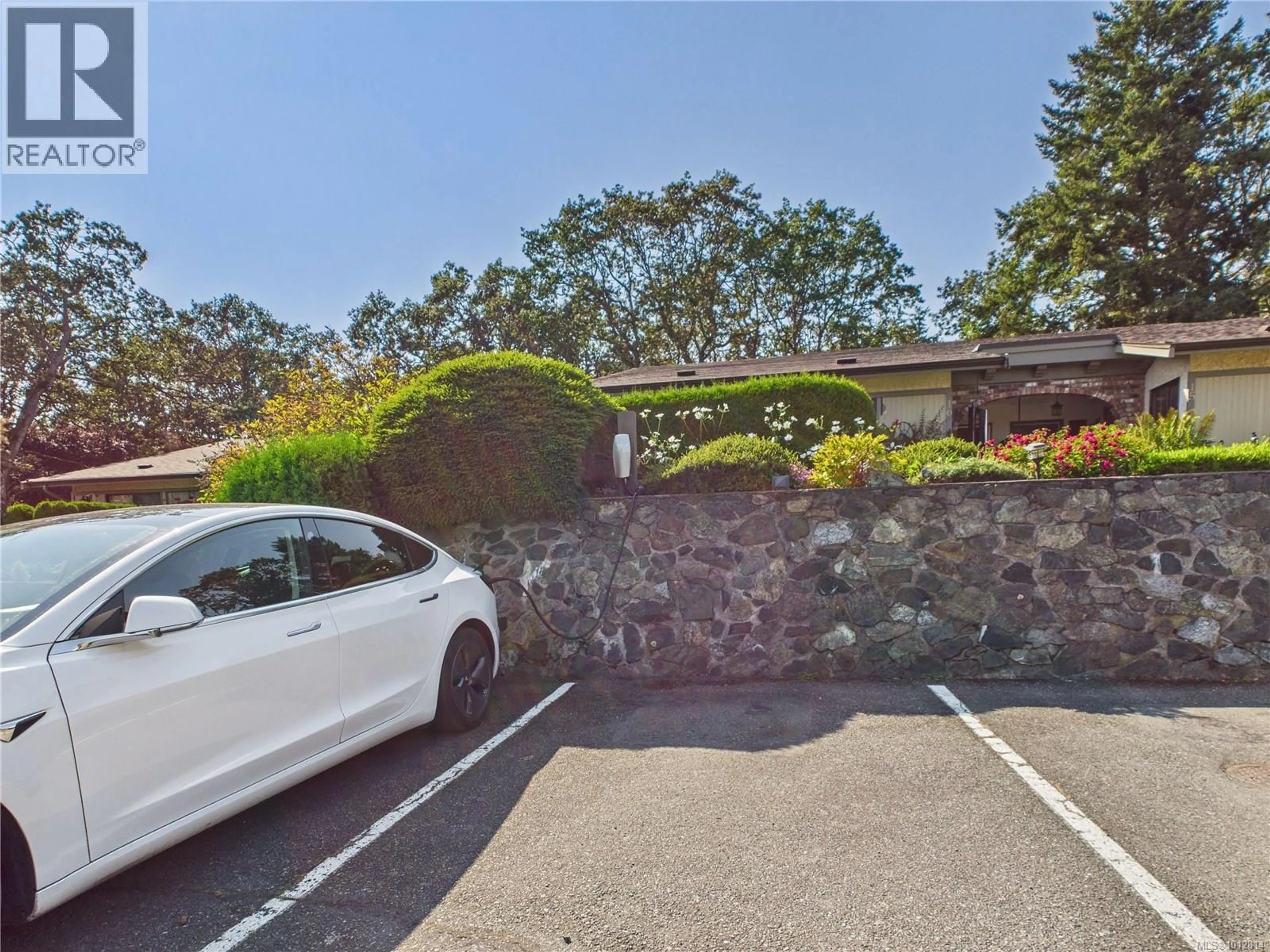 A pic from outside/outdoor area/front of a property/back of a property/a pic from drone, unknown for 16 - 3968 CEDAR HILL ROAD, Saanich British Columbia V8N3B8