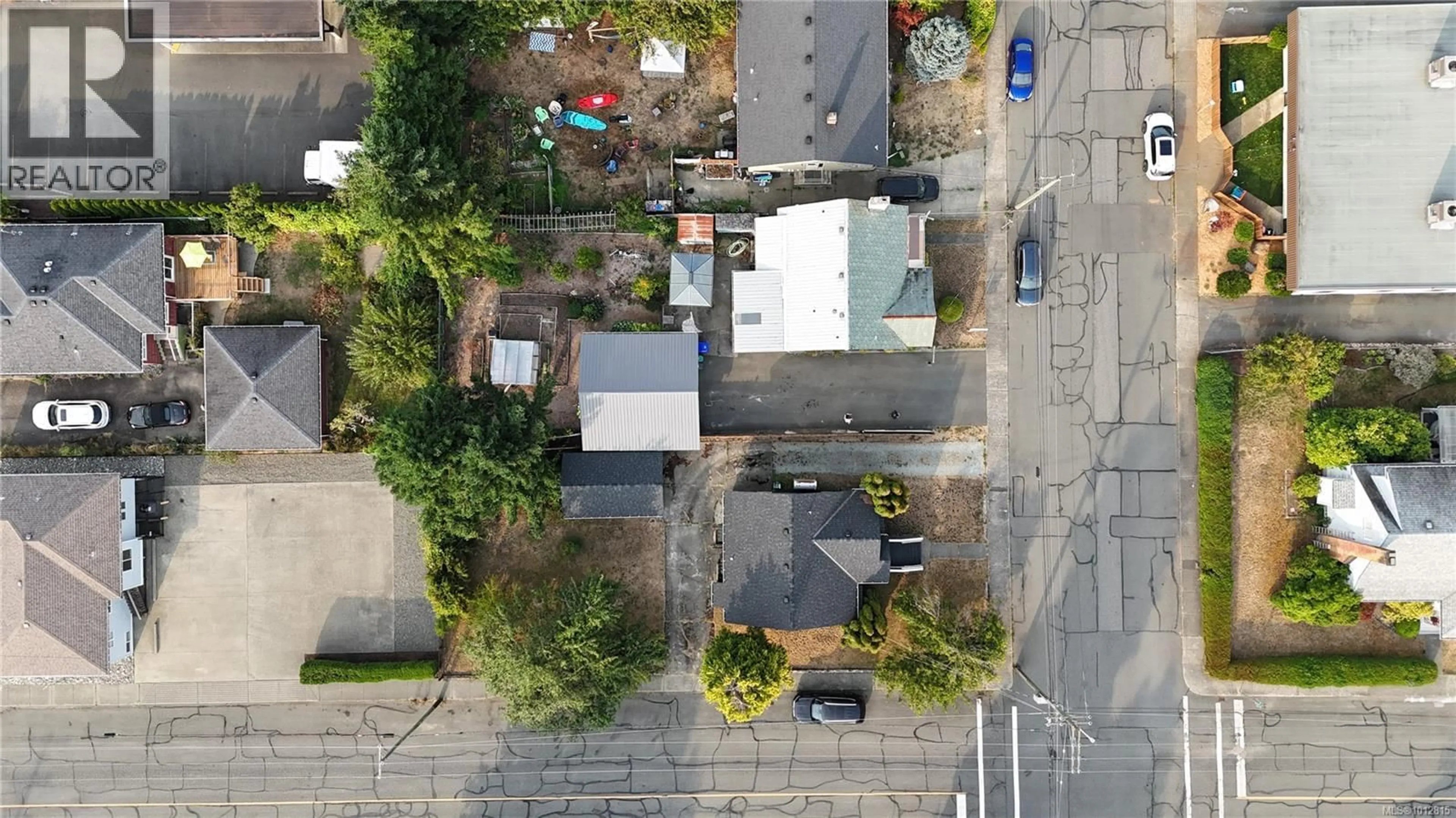 A pic from outside/outdoor area/front of a property/back of a property/a pic from drone, street for 379 11TH STREET, Courtenay British Columbia V9N1S4
