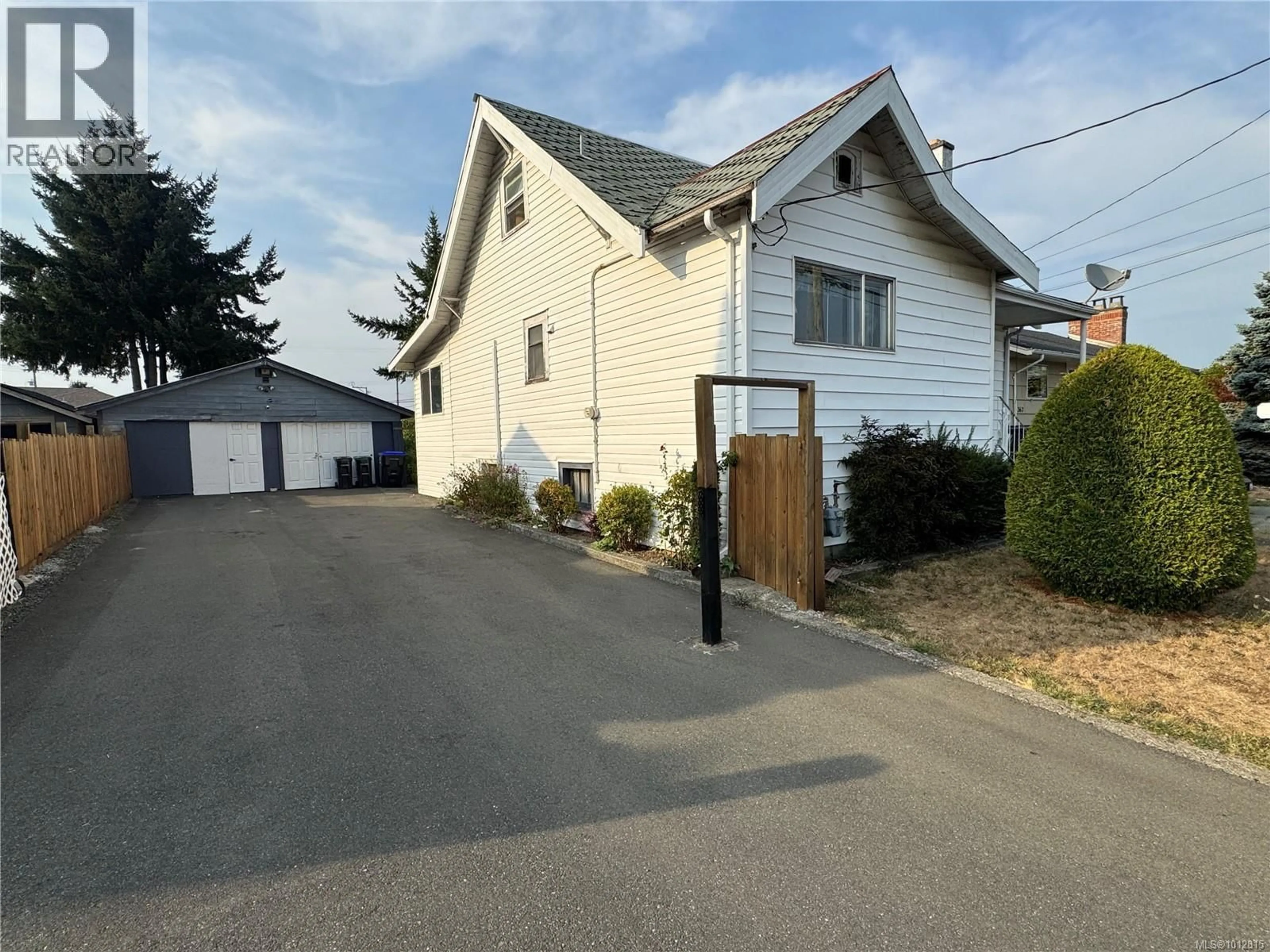 A pic from outside/outdoor area/front of a property/back of a property/a pic from drone, street for 379 11TH STREET, Courtenay British Columbia V9N1S4