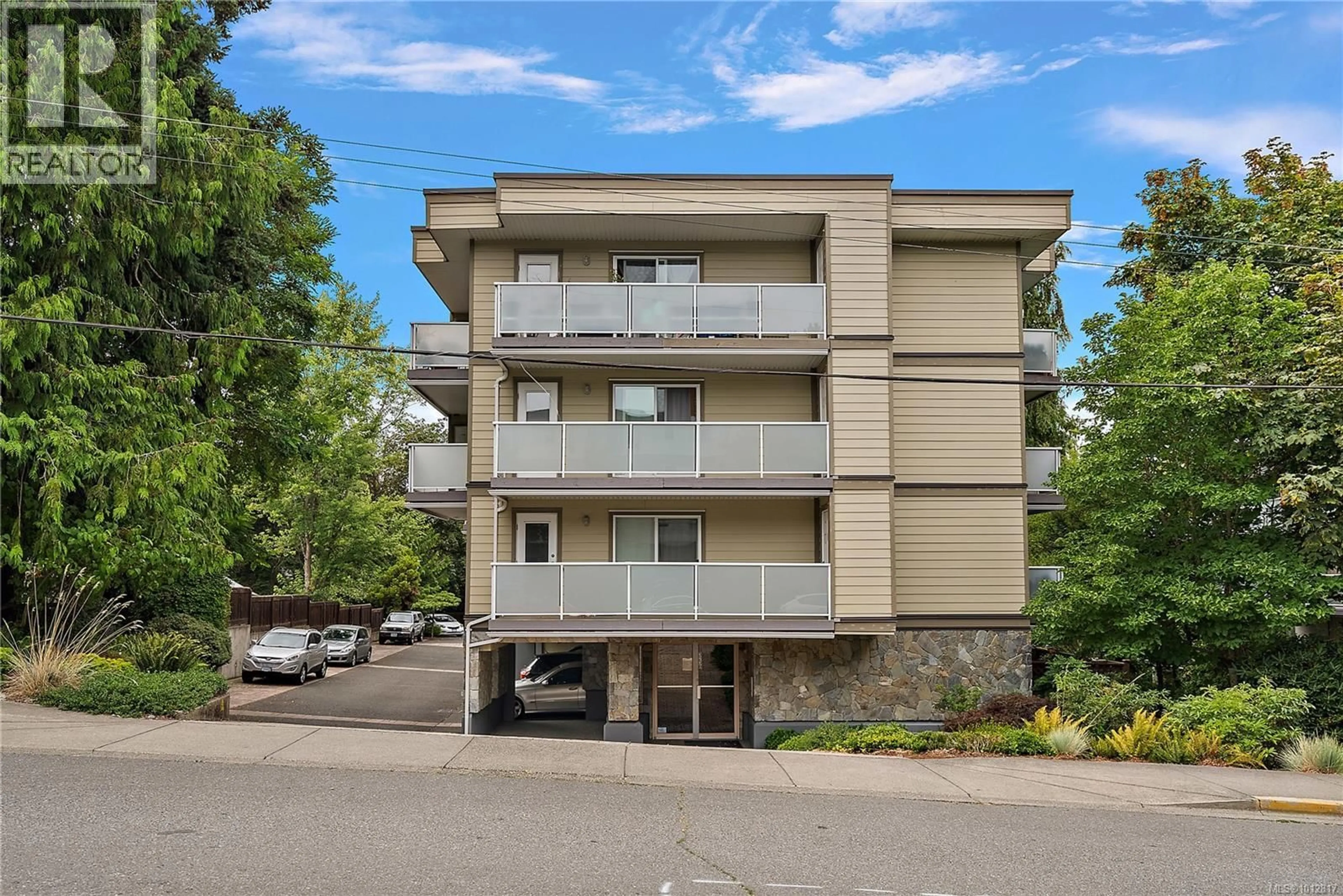 Patio, building for 403 - 3230 GLASGOW AVENUE, Saanich British Columbia V8X1M2
