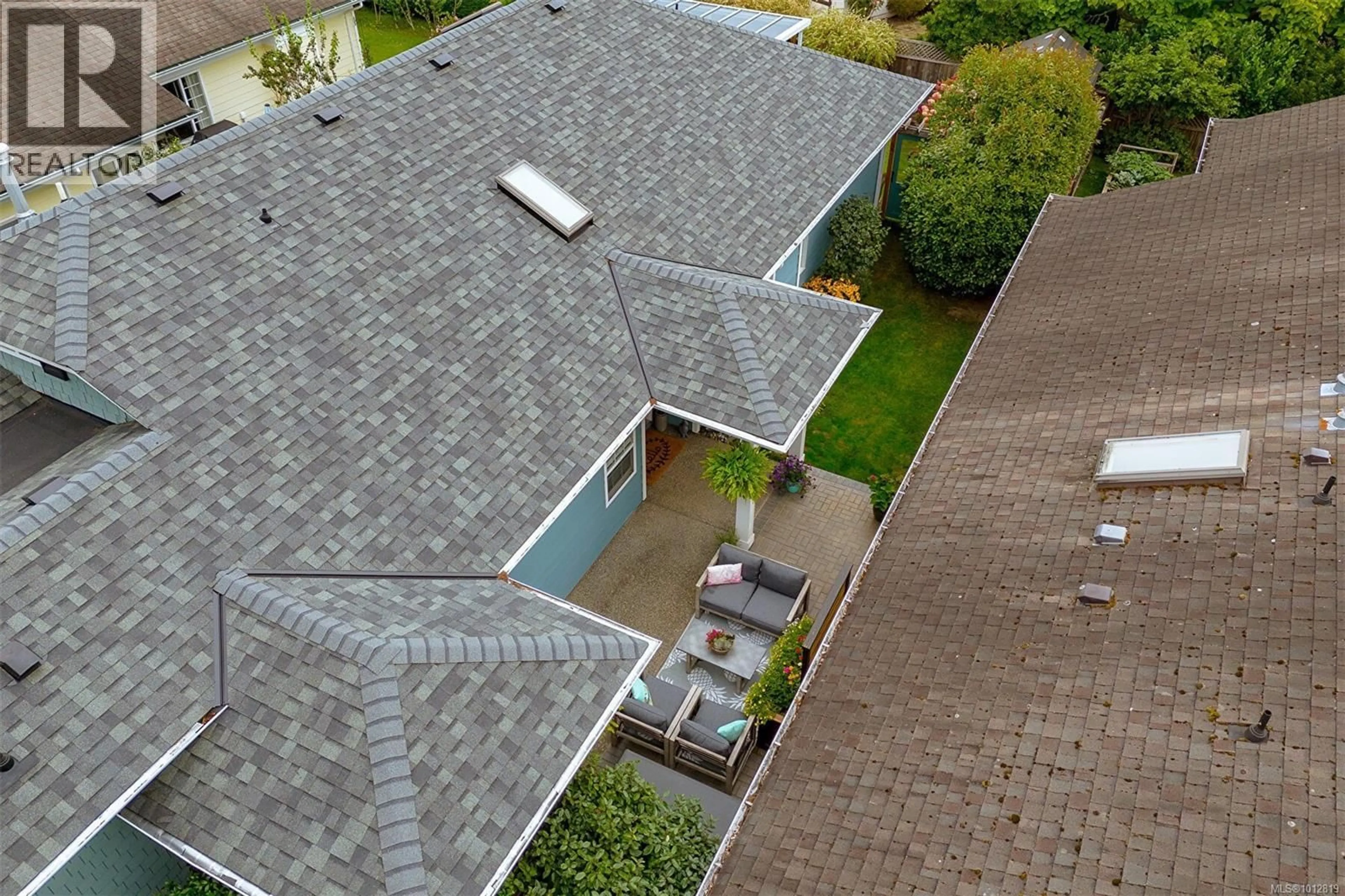 A pic from outside/outdoor area/front of a property/back of a property/a pic from drone, street for 8007 SIMPSON ROAD, Central Saanich British Columbia V8M2H3