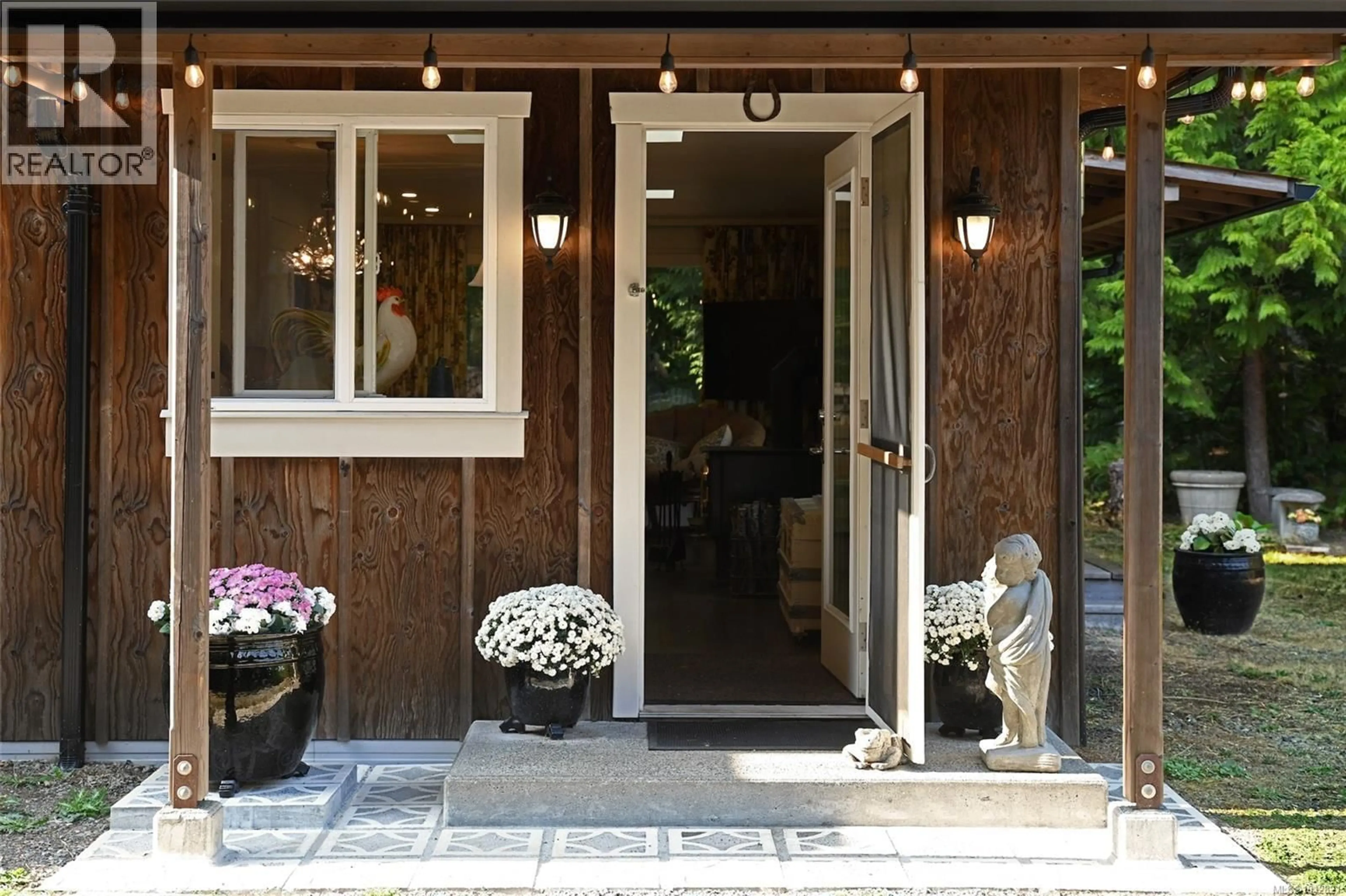 Indoor entryway for 7894 ISLAND HIGHWAY SOUTH, Fanny Bay British Columbia V0R1W0