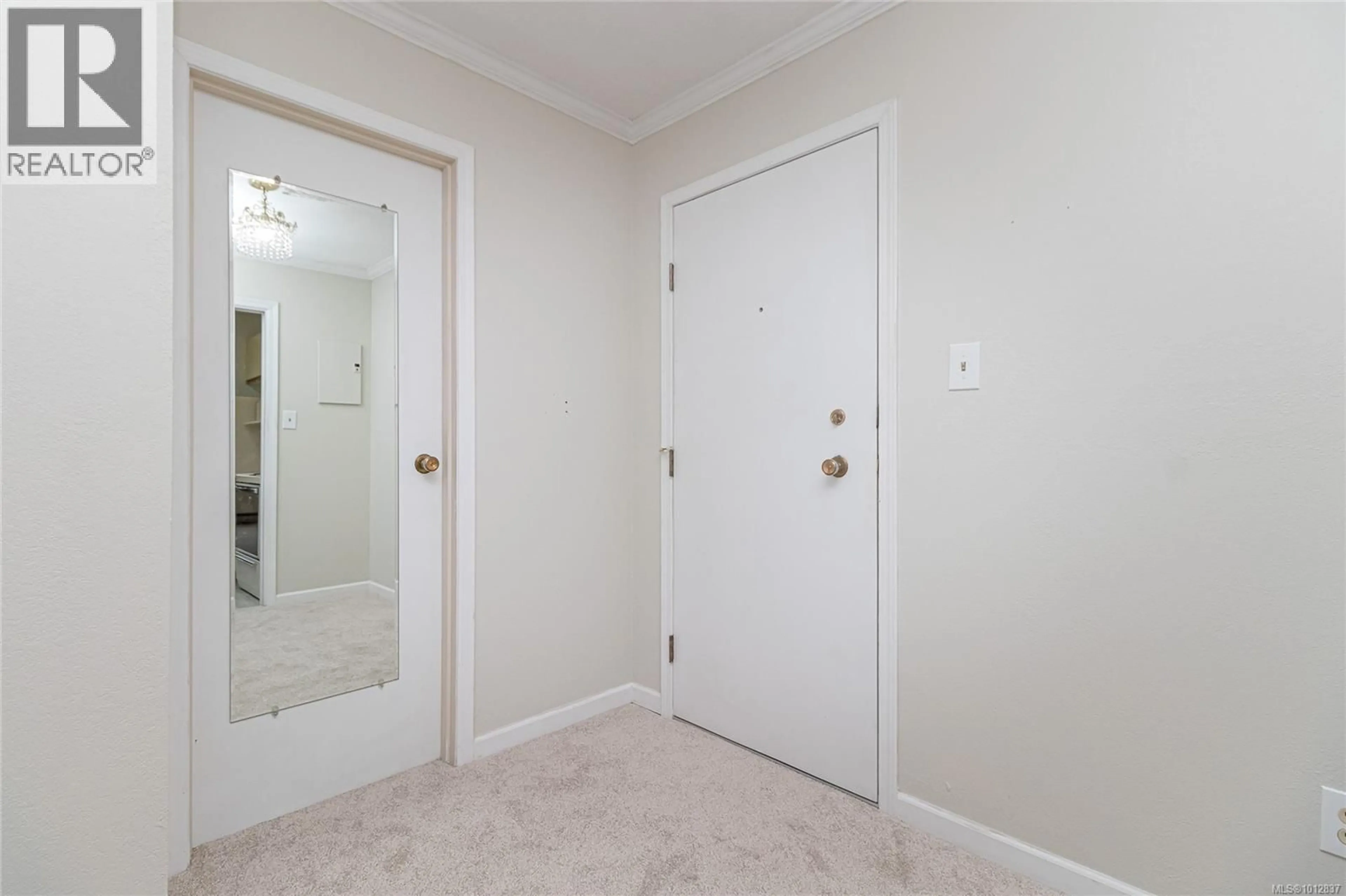 Indoor entryway for 201 - 1115 ROCKLAND AVENUE, Victoria British Columbia V8V3H8