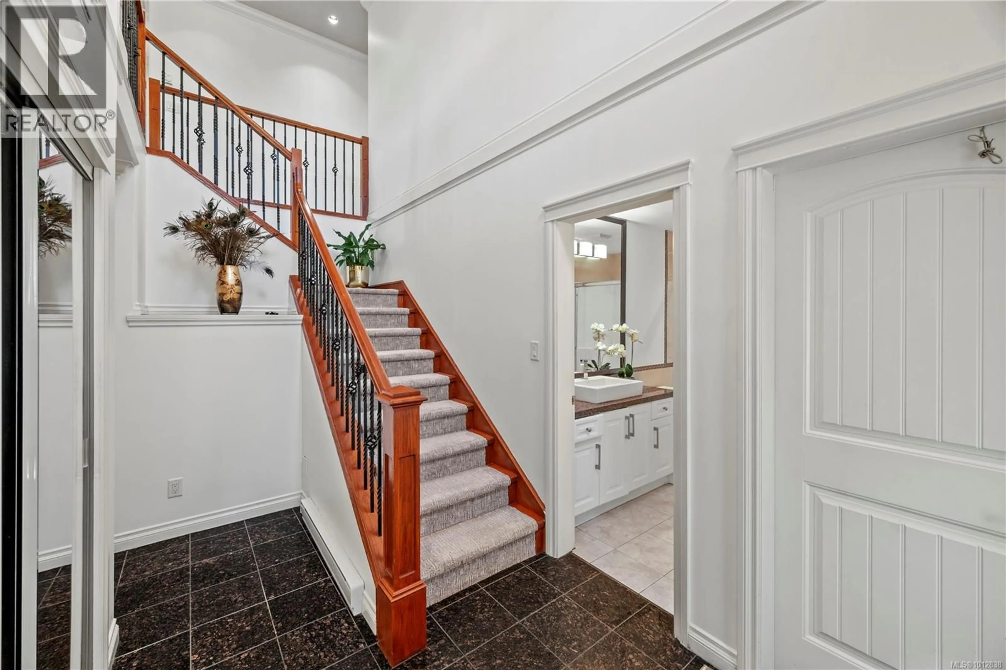 Indoor foyer for 3708 TILLICUM ROAD, Saanich British Columbia V8Z4H8