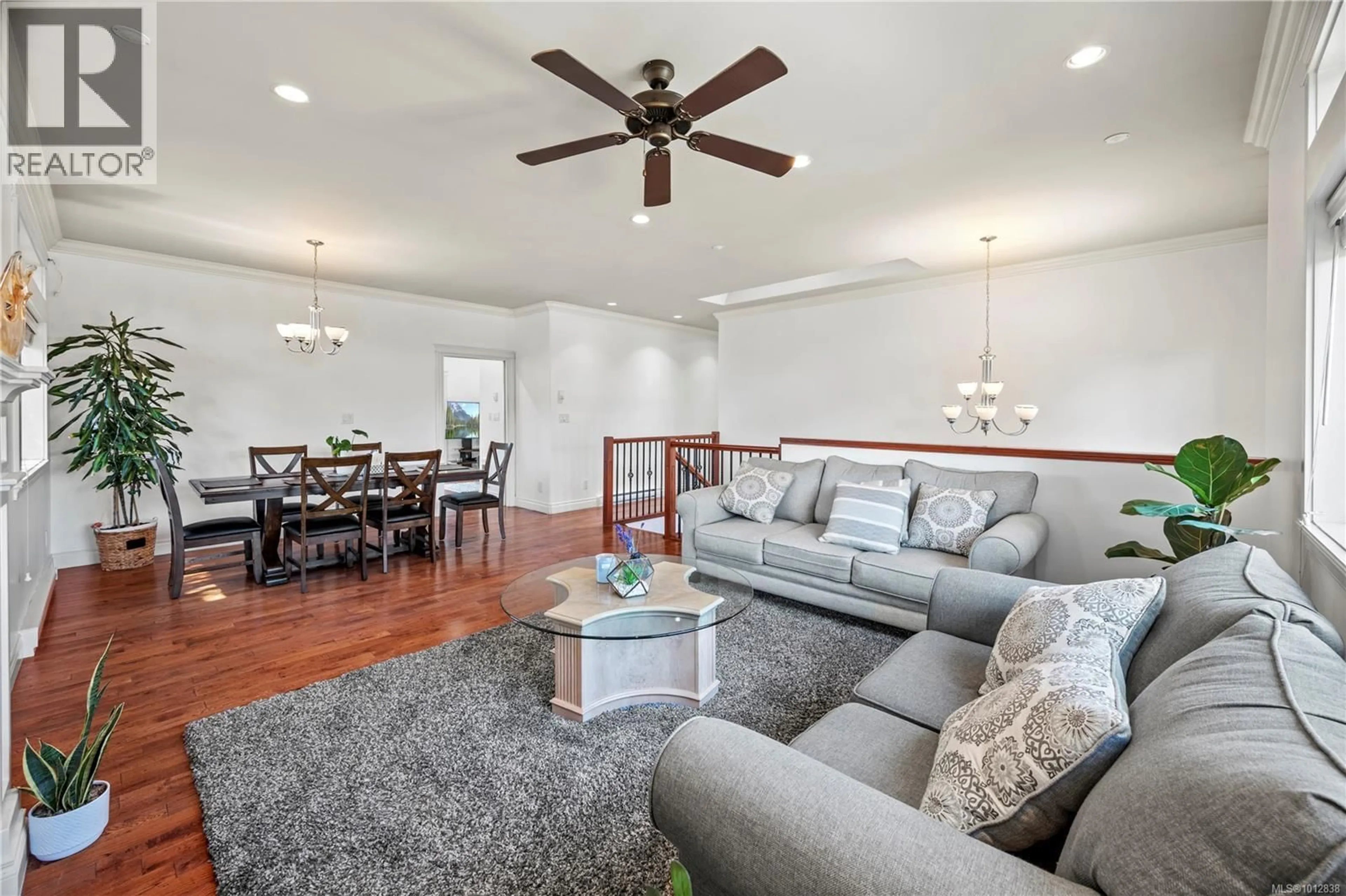 Living room with furniture, wood/laminate floor for 3708 TILLICUM ROAD, Saanich British Columbia V8Z4H8