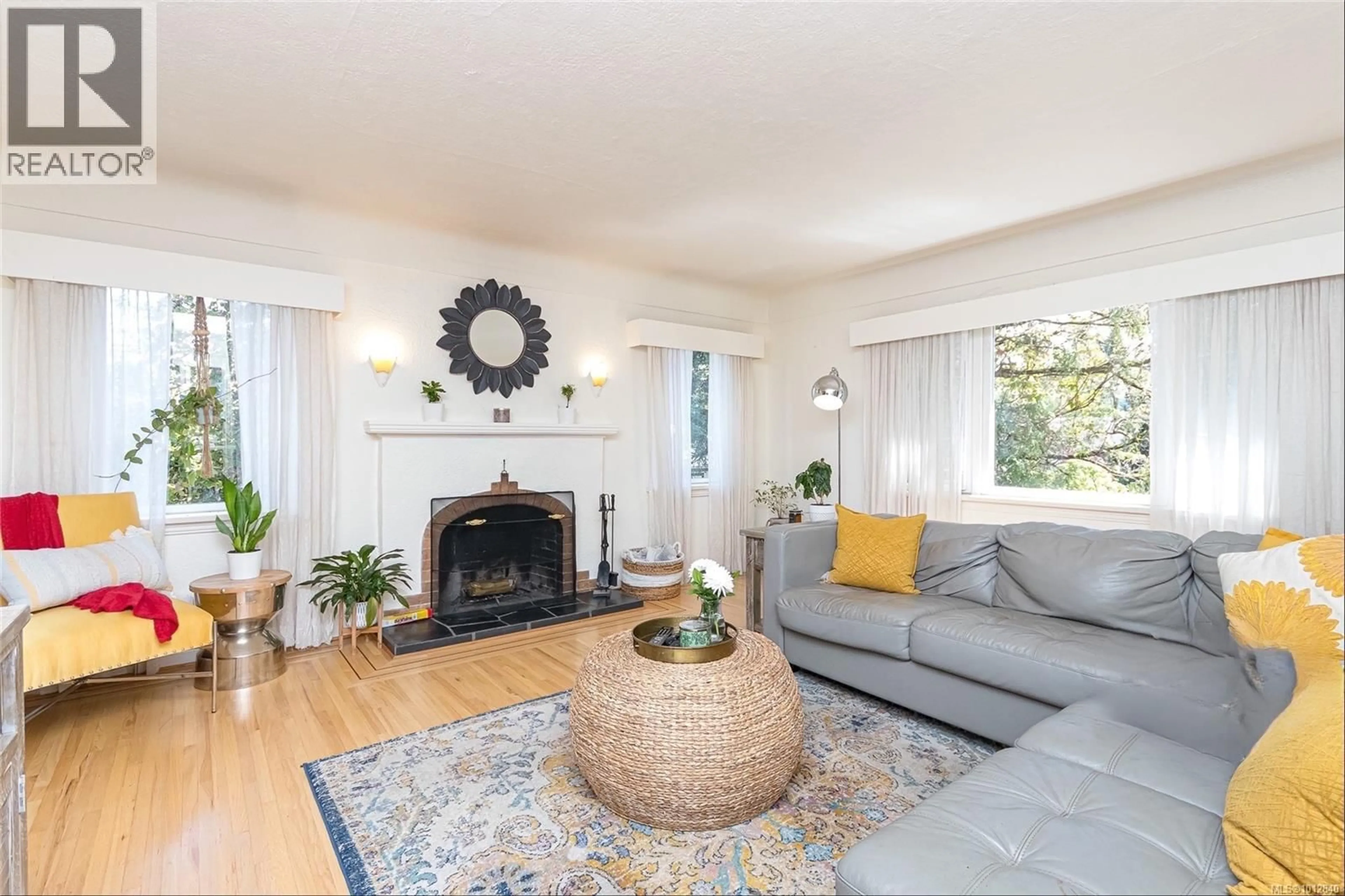 Living room with furniture, unknown for 3074 COLQUITZ AVENUE, Saanich British Columbia V9A2M3