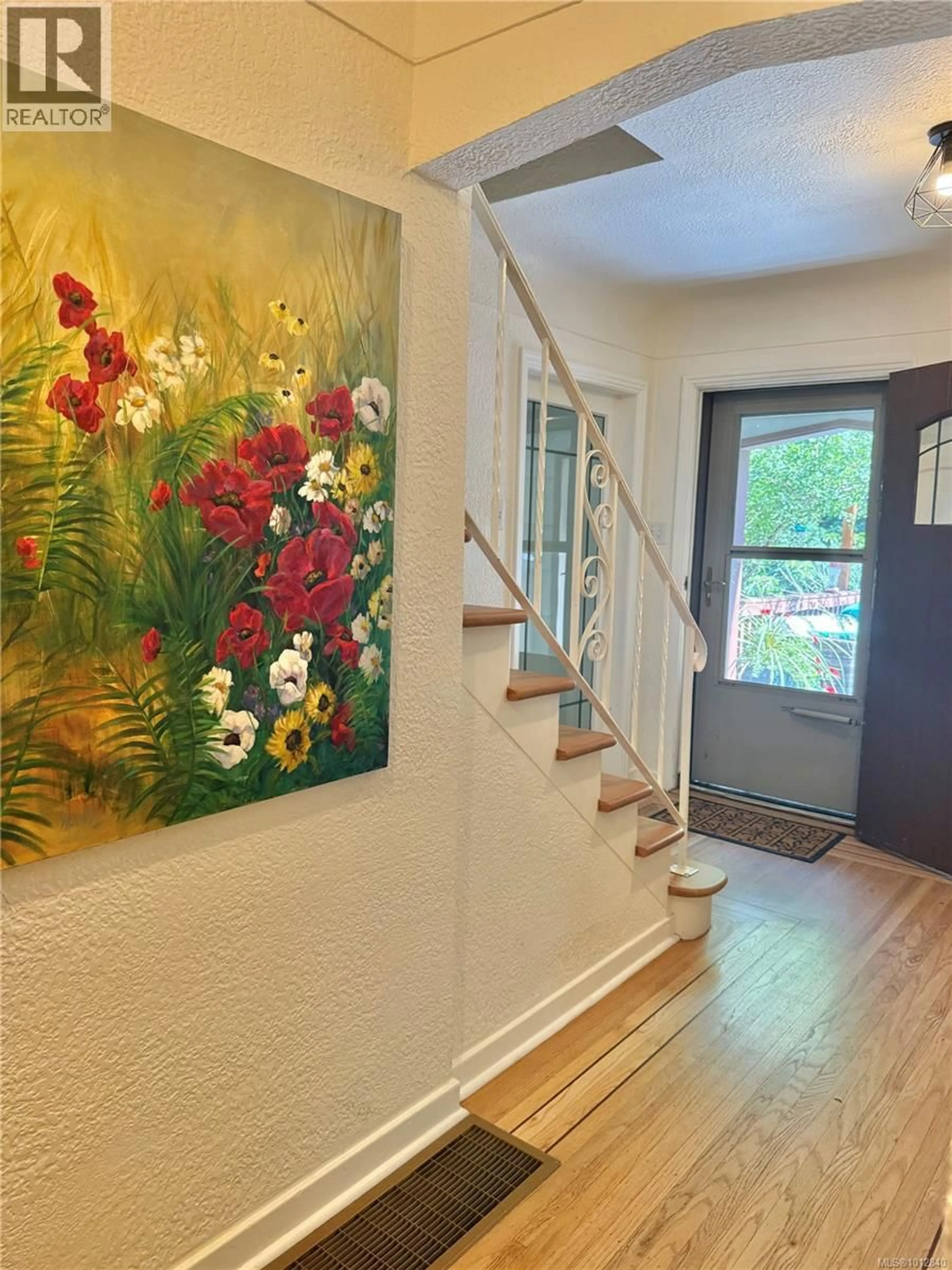Indoor entryway for 3074 COLQUITZ AVENUE, Saanich British Columbia V9A2M3