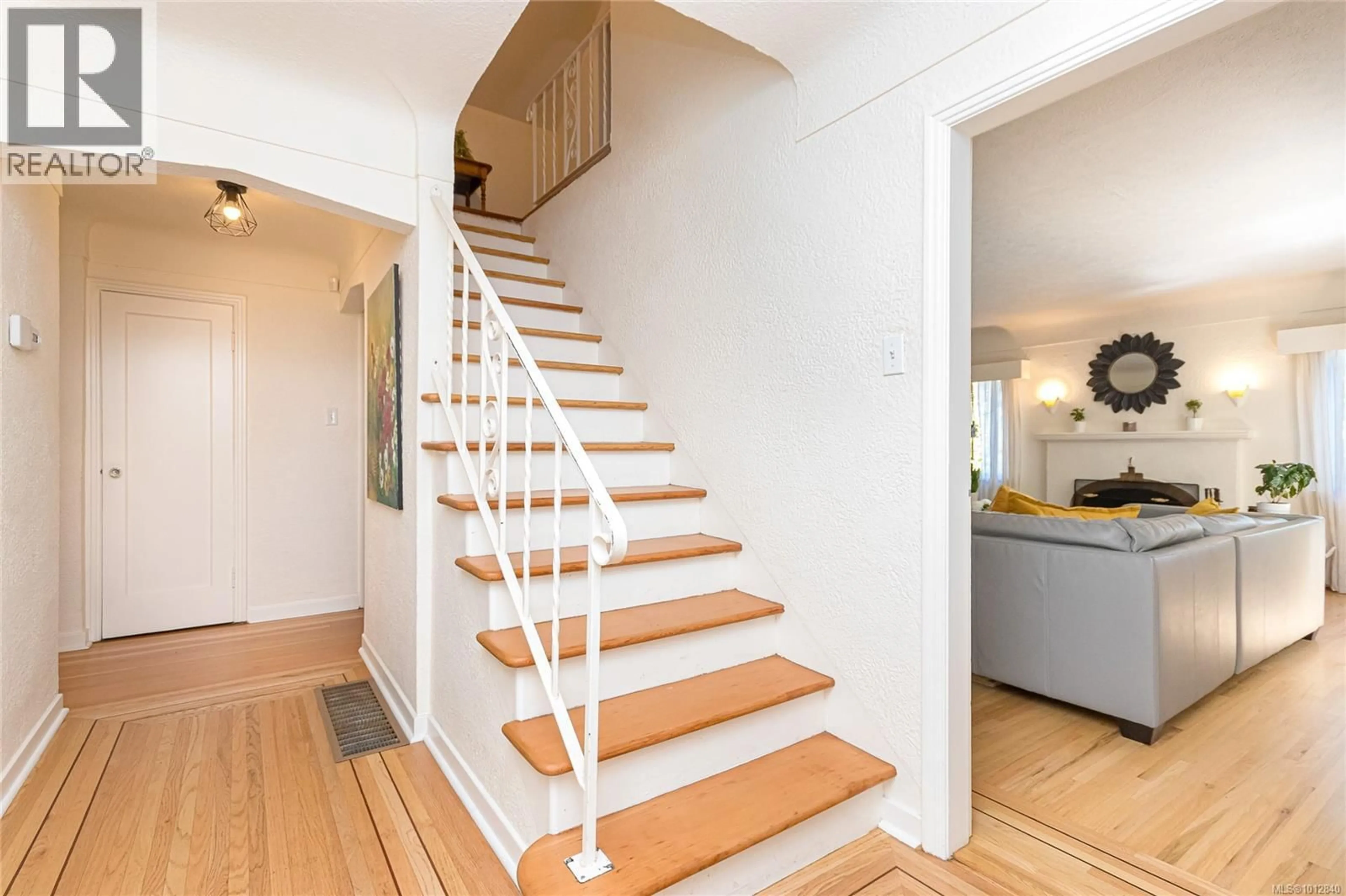 Stairs for 3074 COLQUITZ AVENUE, Saanich British Columbia V9A2M3