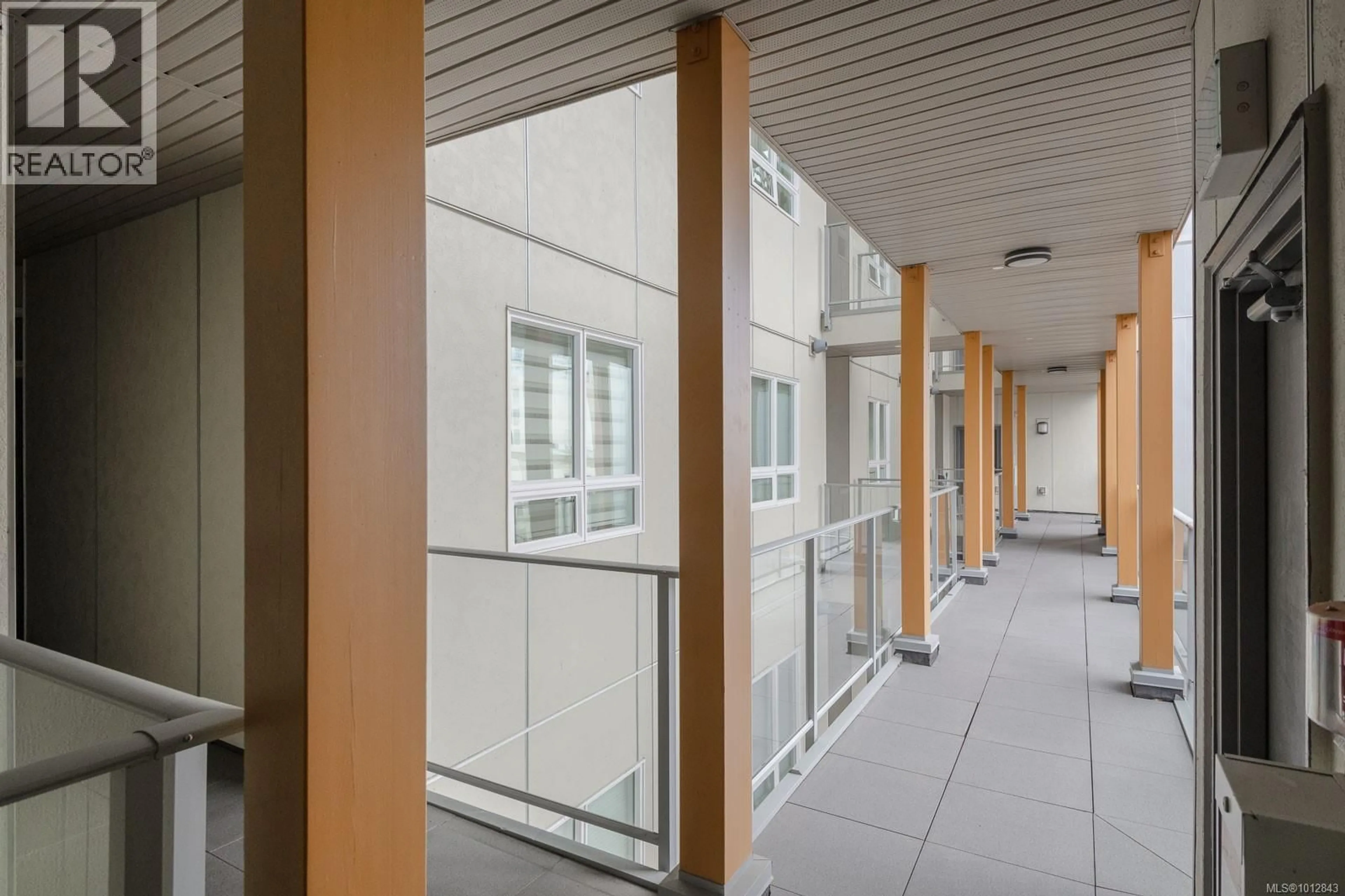Indoor foyer for 303 - 10 CHAPEL STREET, Nanaimo British Columbia V9R5H2