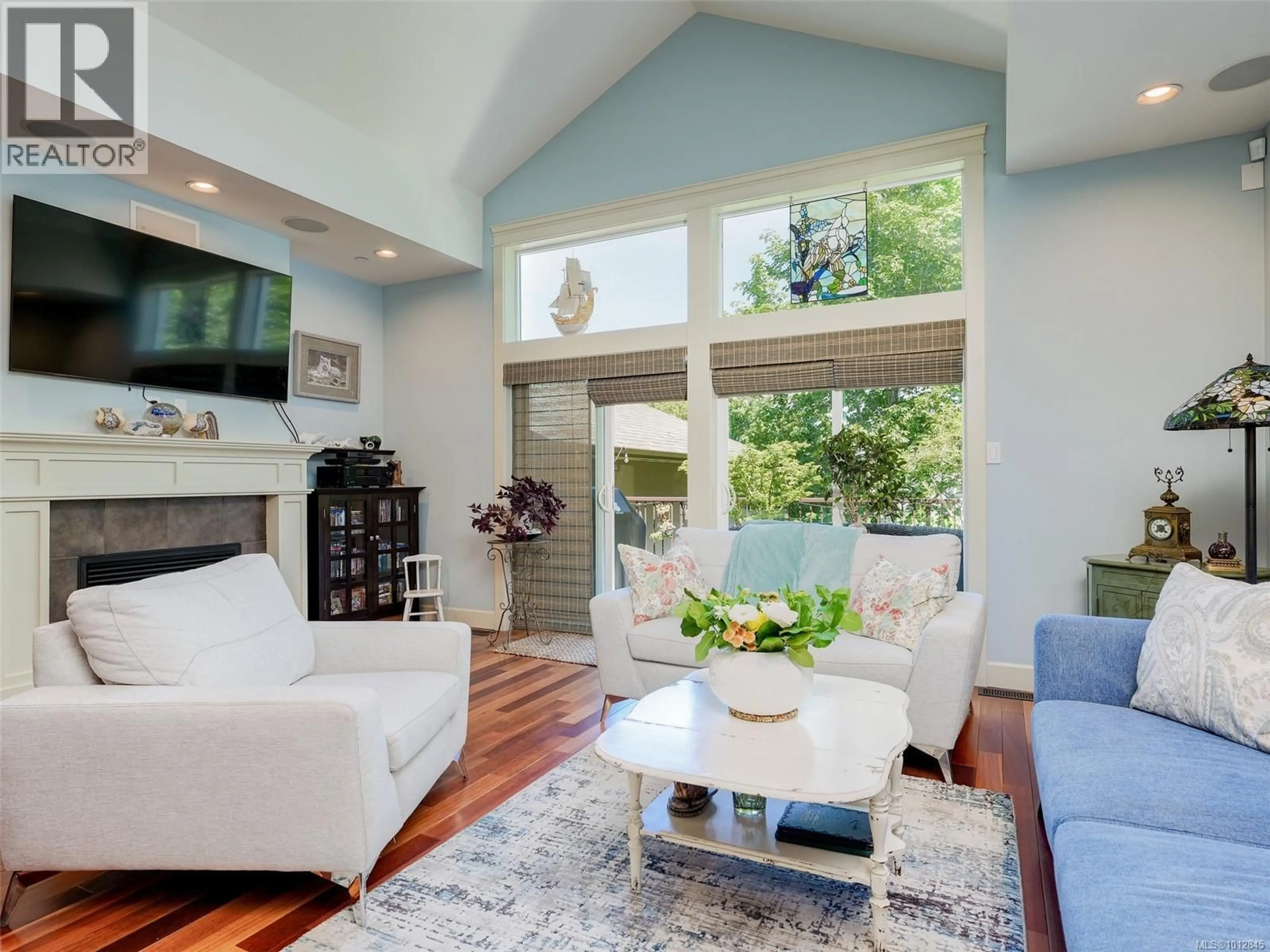 Living room with furniture, wood/laminate floor for 18 - 551 BEZANTON WAY, Colwood British Columbia V9C0C5