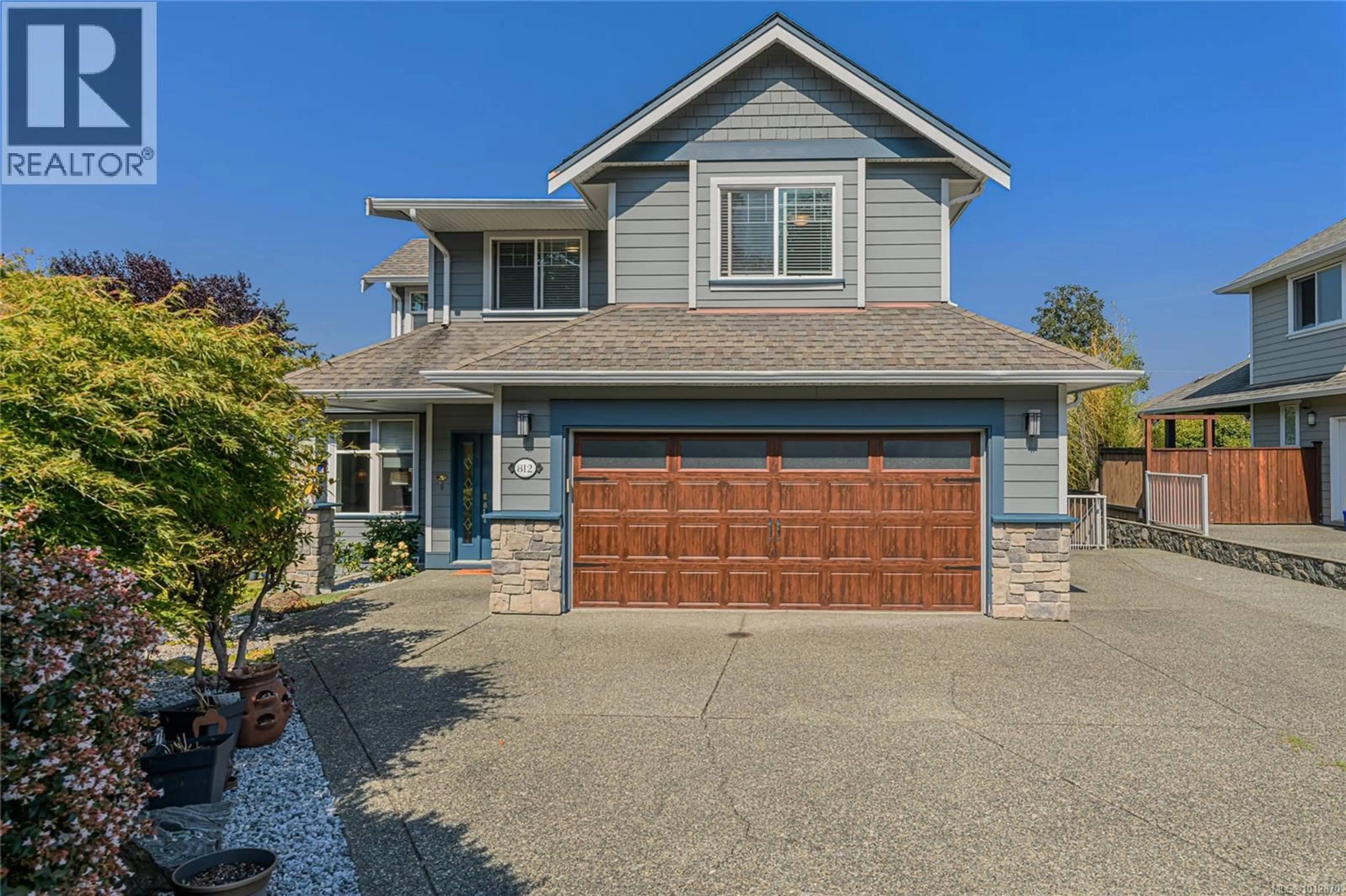Home with vinyl exterior material, street for 812 ROGERS CLOSE, Saanich British Columbia V8X5L5