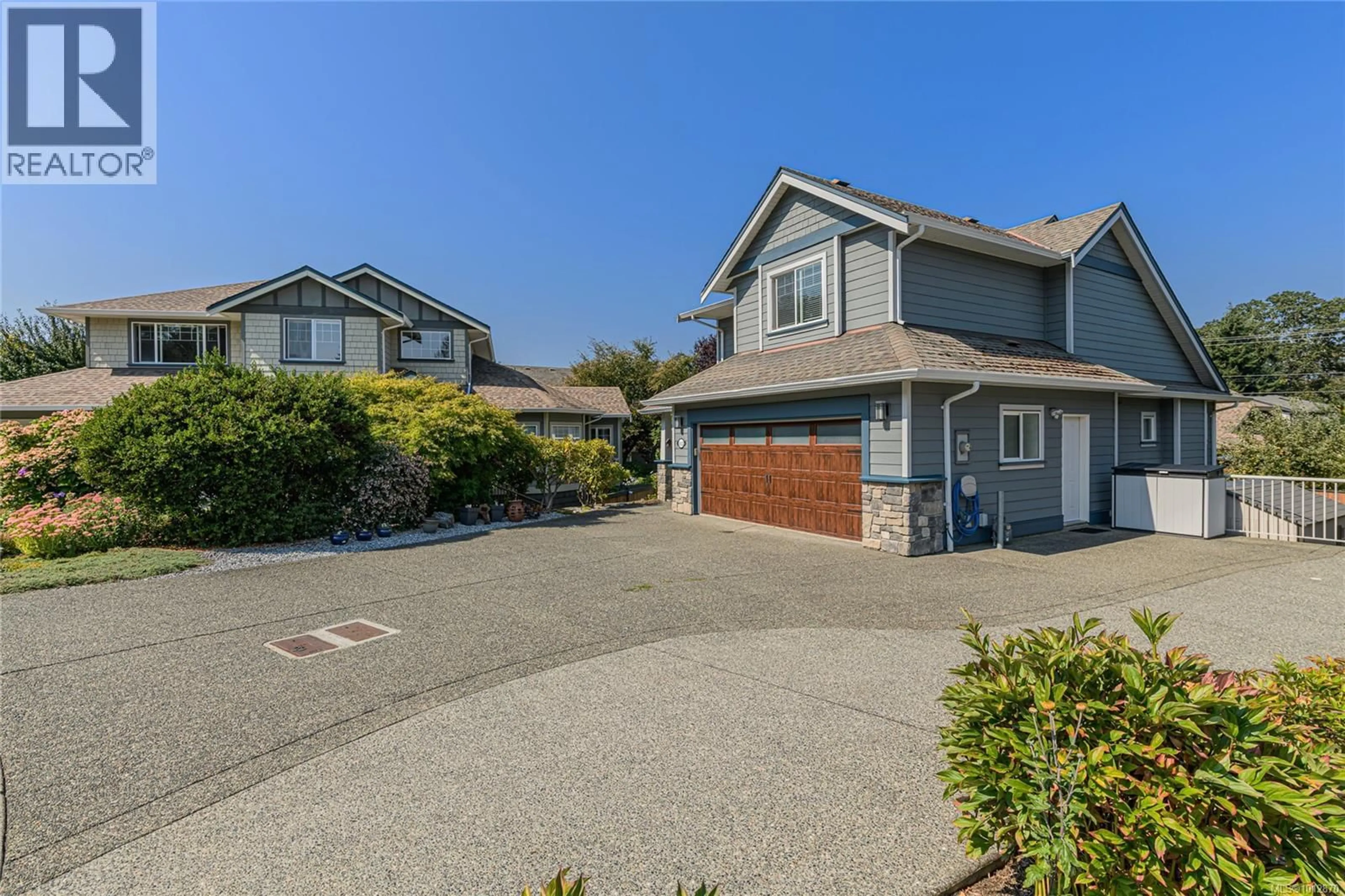 A pic from outside/outdoor area/front of a property/back of a property/a pic from drone, street for 812 ROGERS CLOSE, Saanich British Columbia V8X5L5