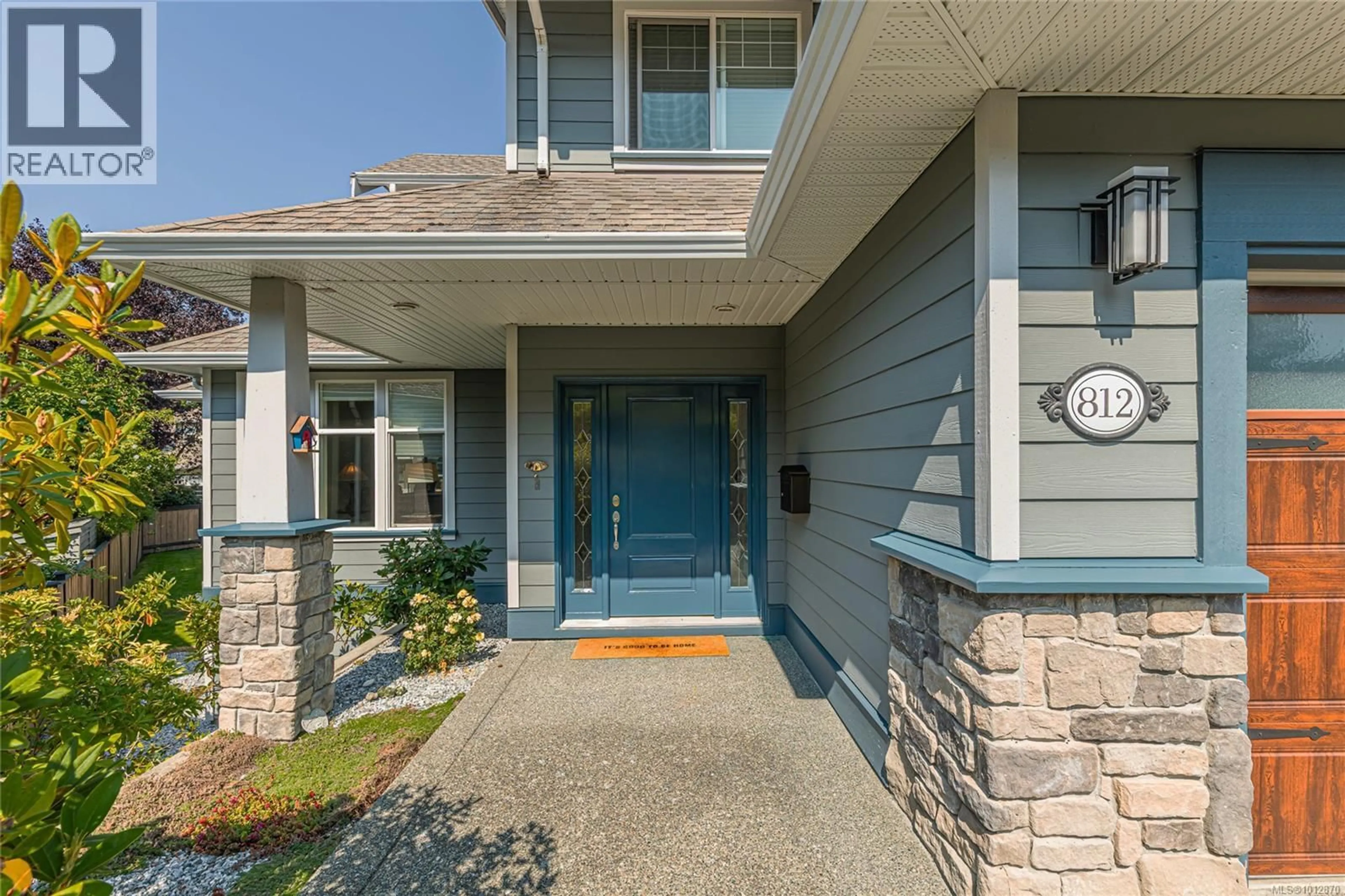Indoor entryway for 812 ROGERS CLOSE, Saanich British Columbia V8X5L5