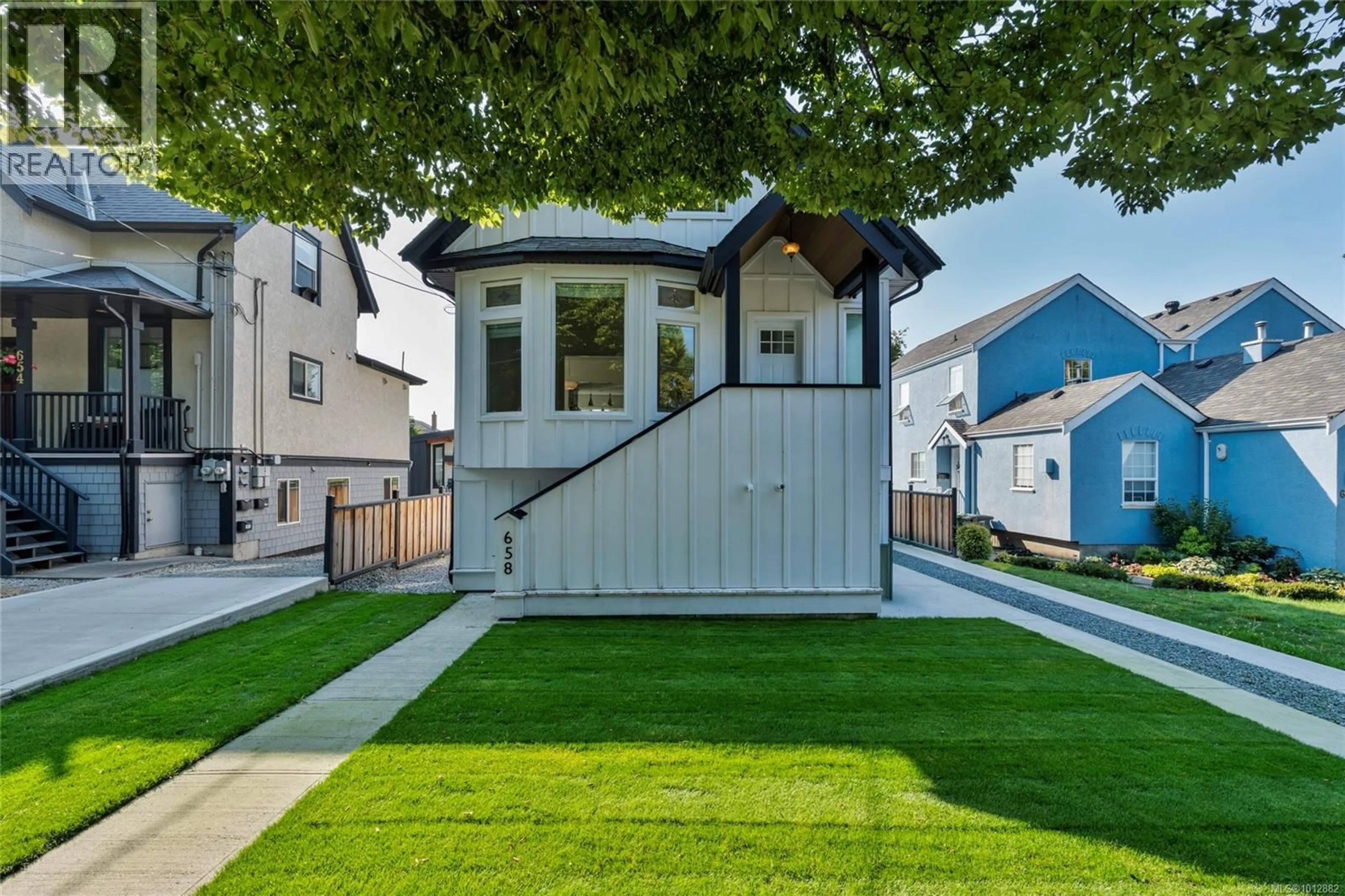 Home with vinyl exterior material, street for 658 PINE STREET, Victoria British Columbia V9A2Z8