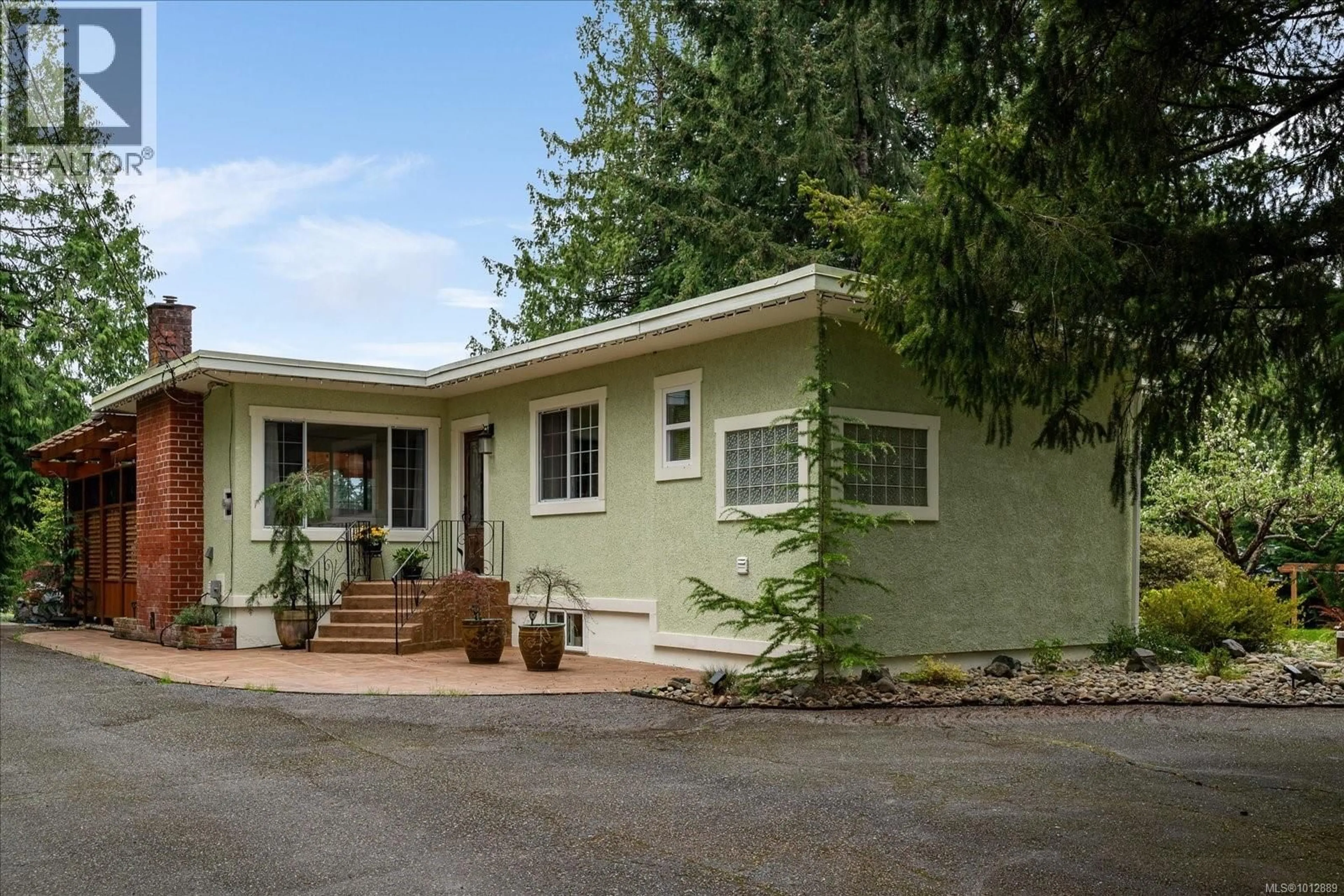 Home with vinyl exterior material, street for 4800 ISLAND HIGHWAY WEST, Qualicum Beach British Columbia V9K1Y9