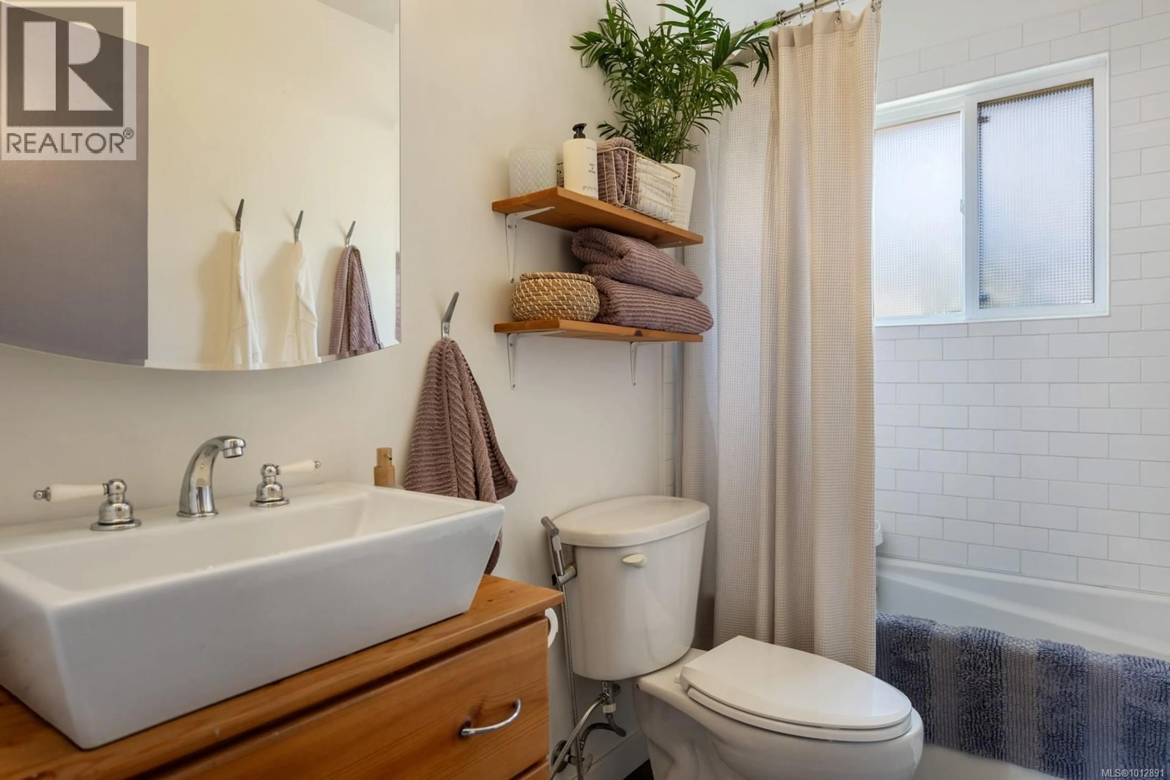 Standard bathroom, ceramic/tile floor for A - 547 ANDERTON ROAD, Comox British Columbia V9M2J1
