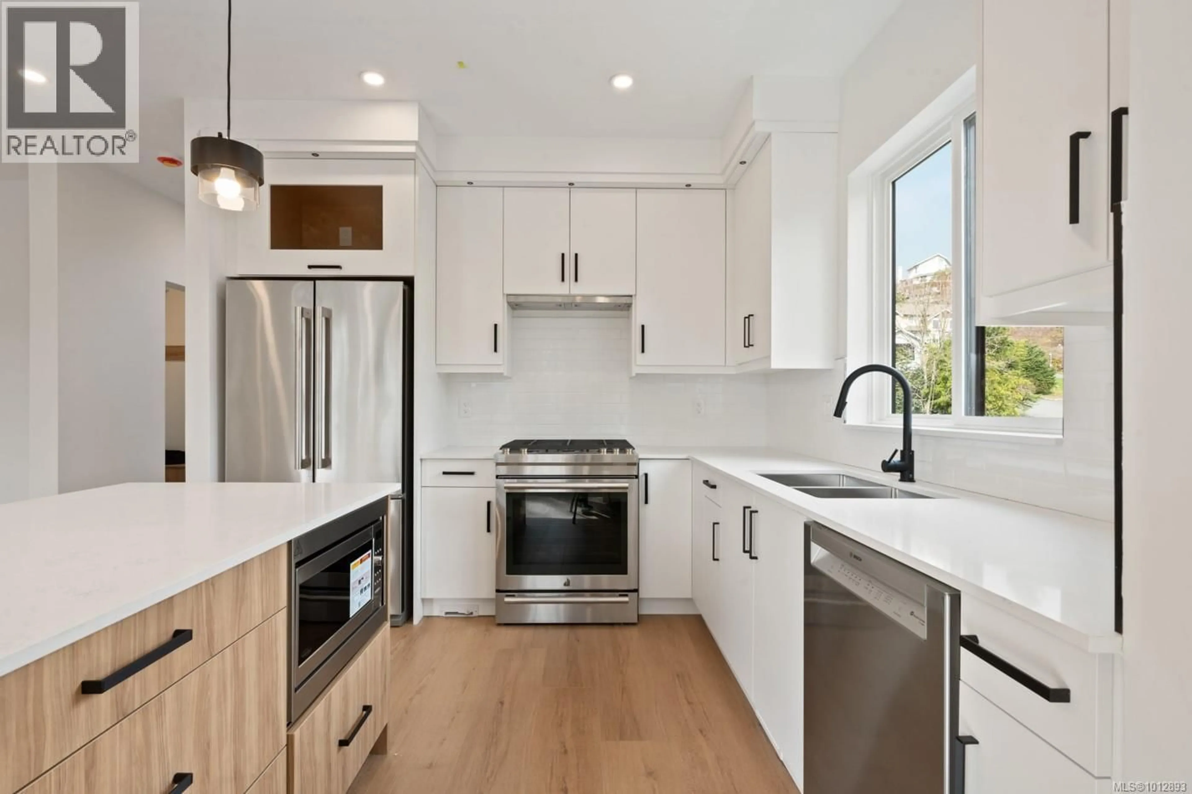 Contemporary kitchen, unknown for 556 BELFORD PLACE, Langford British Columbia V9B6C1