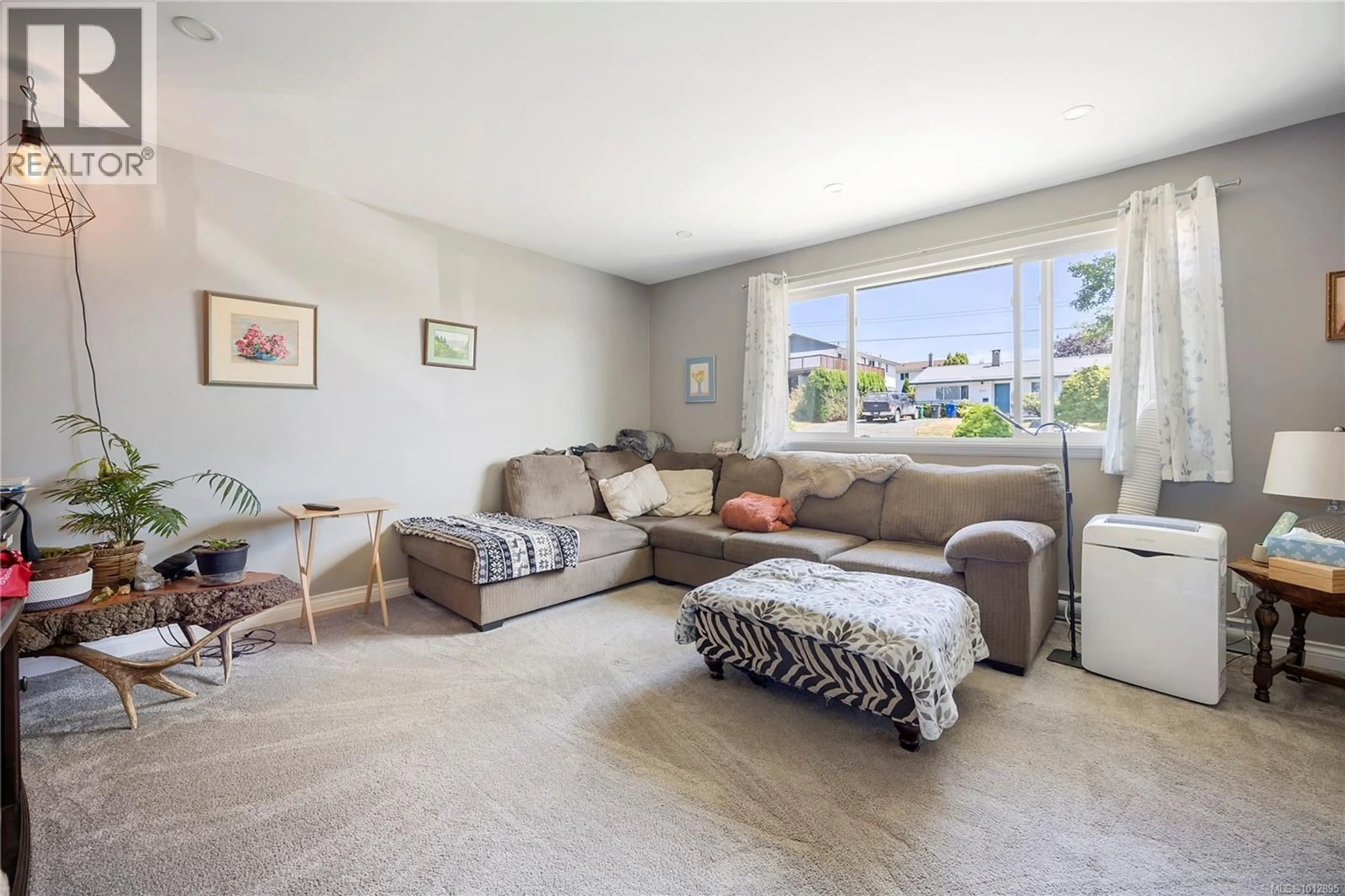 Living room with furniture, unknown for 2188 LARK CRESCENT, Nanaimo British Columbia V9S5J8