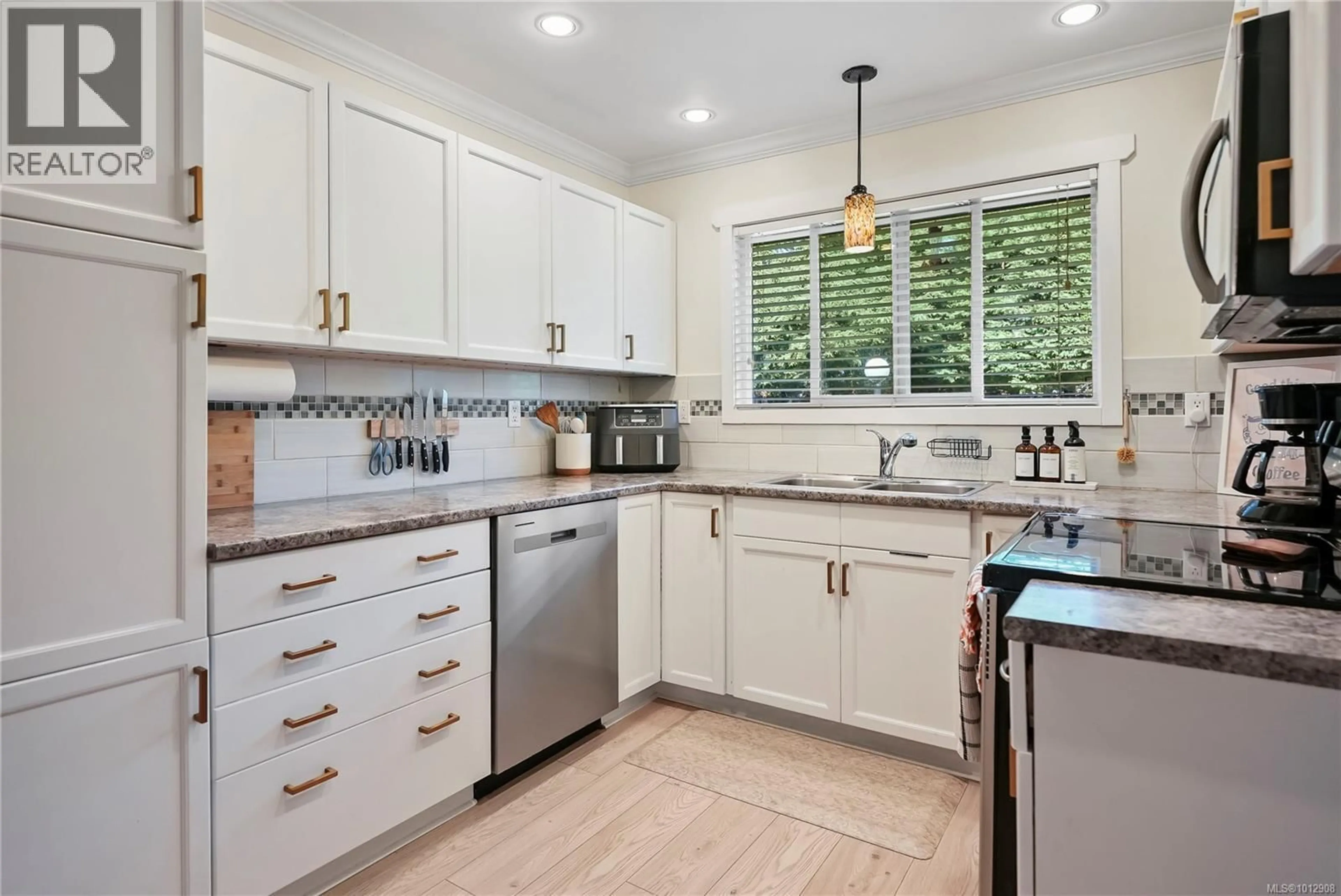 Open concept kitchen, ceramic/tile floor for 23 - 2771 SPENCER ROAD, Langford British Columbia V9B4E2