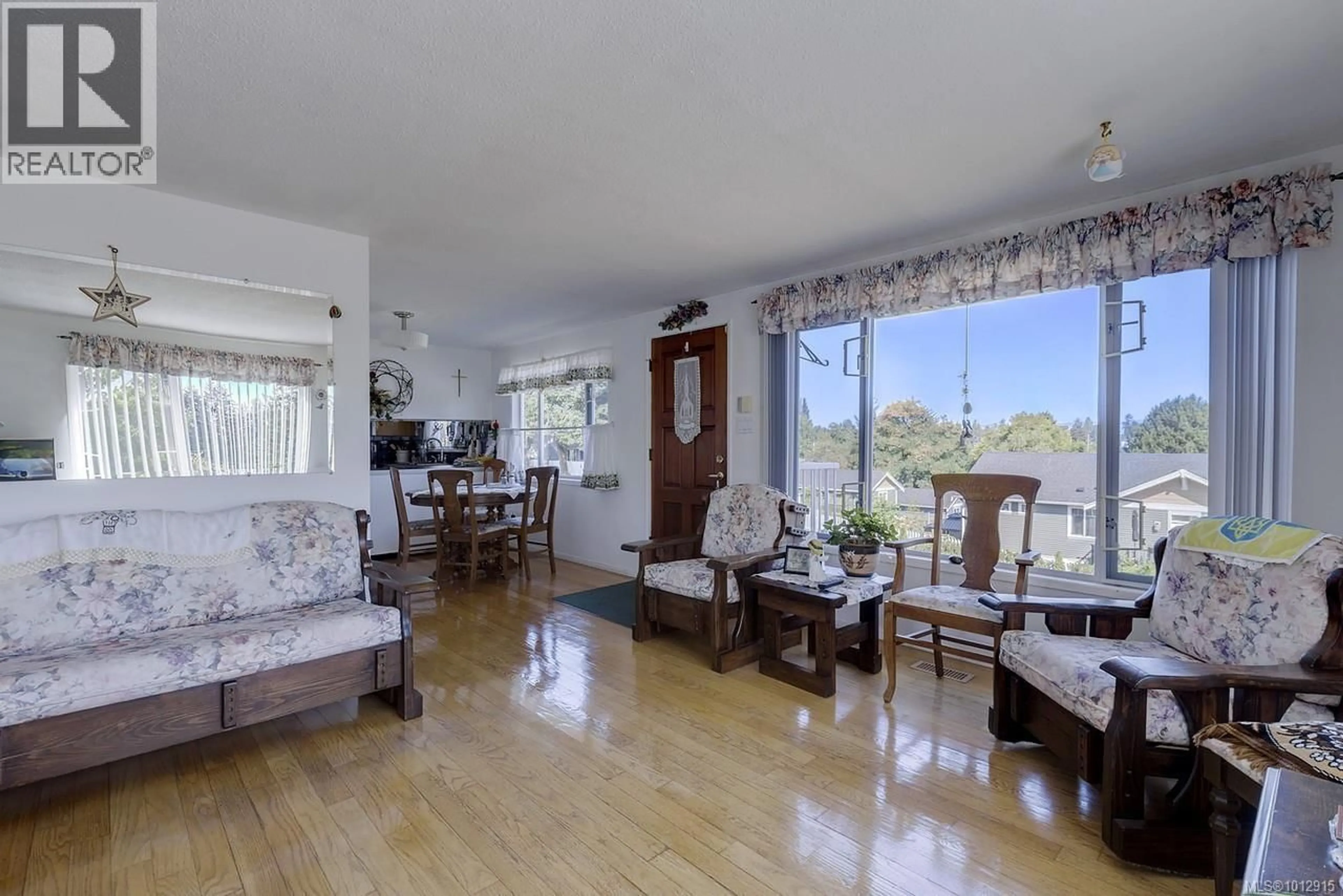 Living room with furniture, wood/laminate floor for 205 DUNDAS STREET, Nanaimo British Columbia V9R1L3