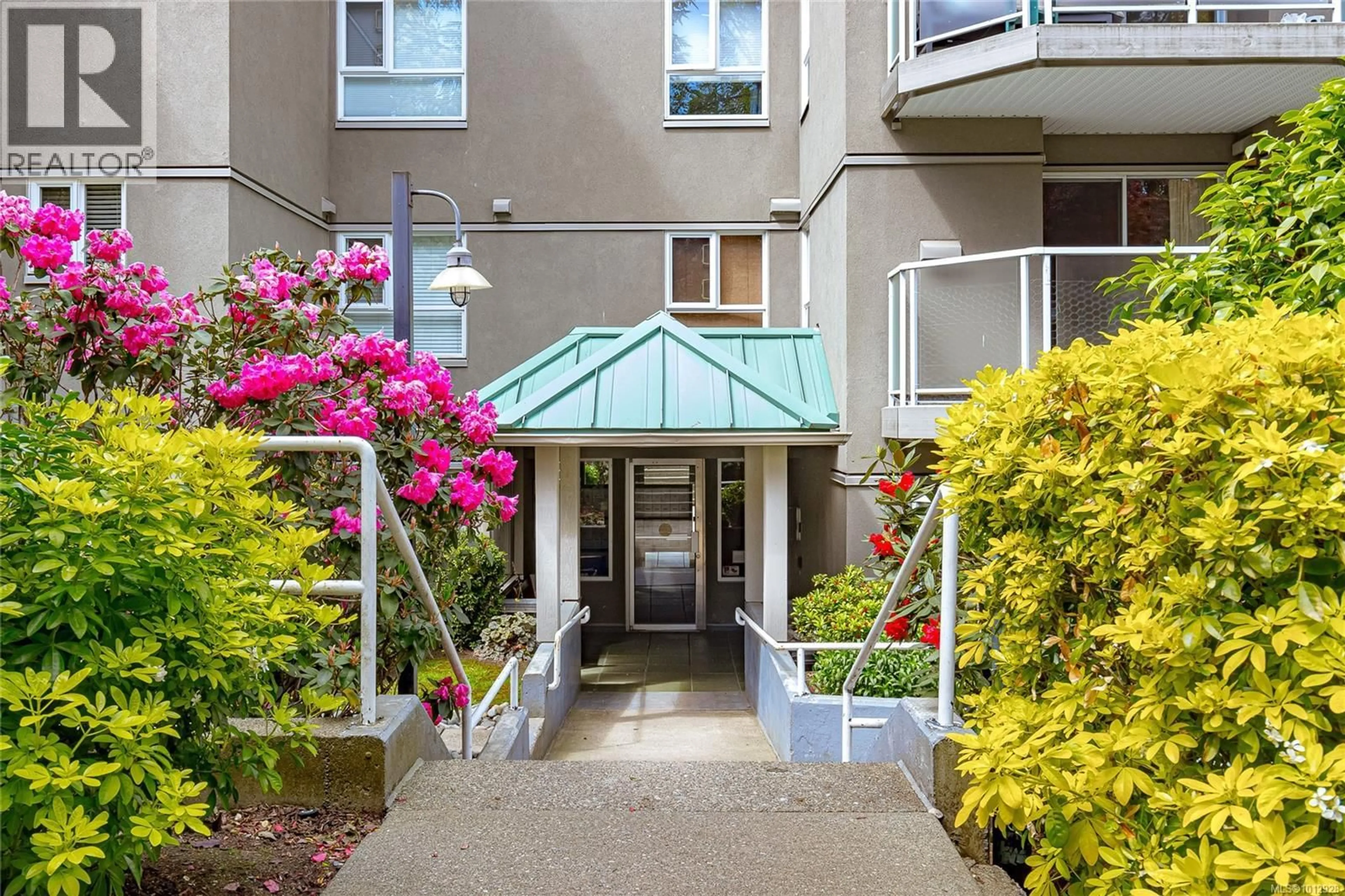 Indoor foyer for 114 - 2520 WARK STREET, Victoria British Columbia V8T5G6