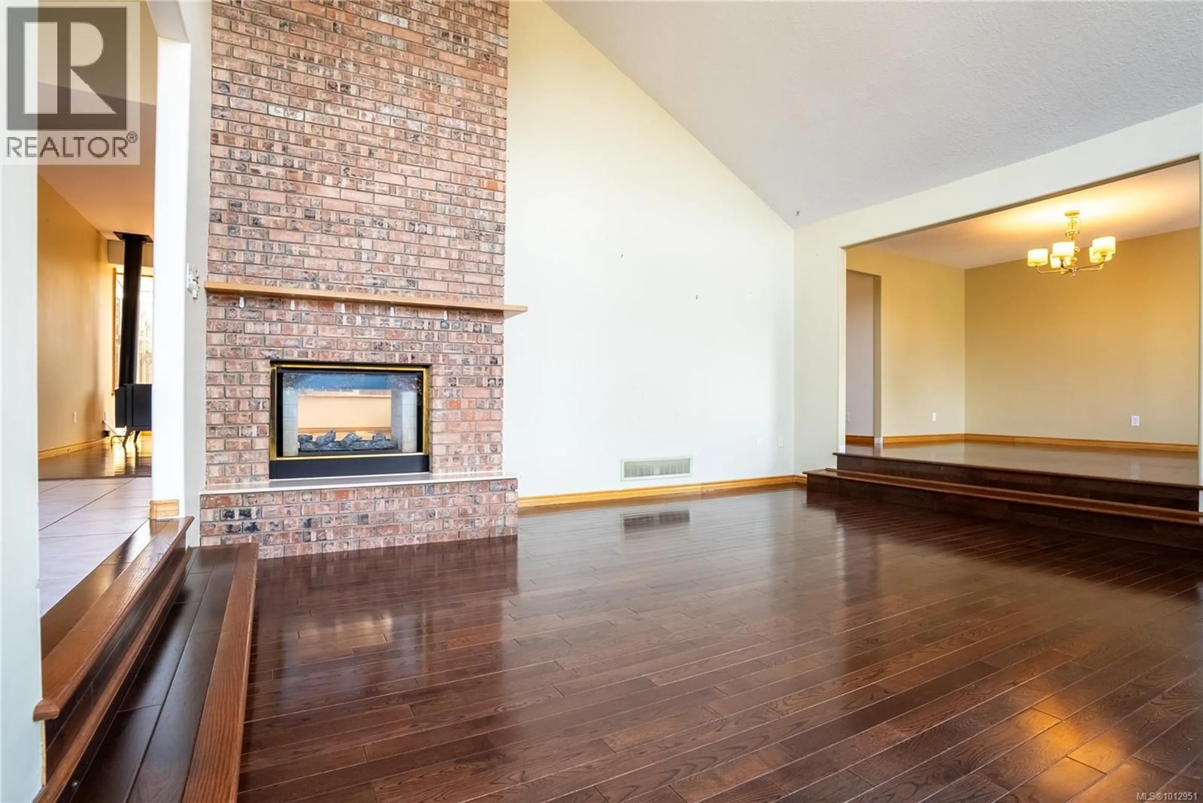 Living room with furniture, wood/laminate floor for 6108 WHITNEY PLACE, Duncan British Columbia V9L5N3