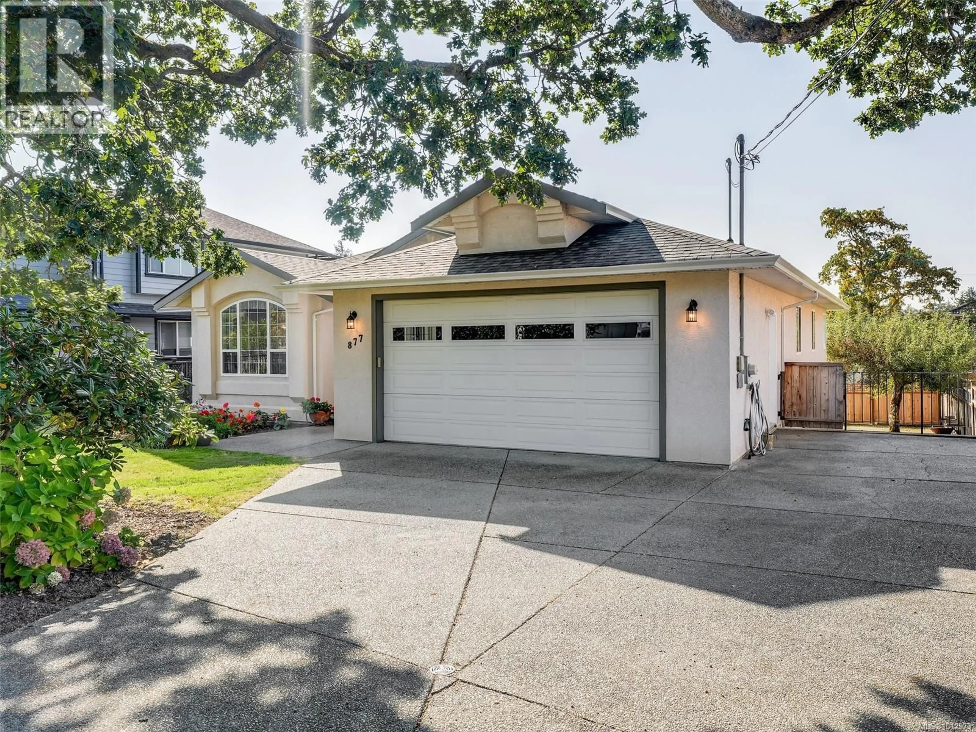 Home with vinyl exterior material, street for 877 BECKWITH AVENUE, Saanich British Columbia V8X3S2