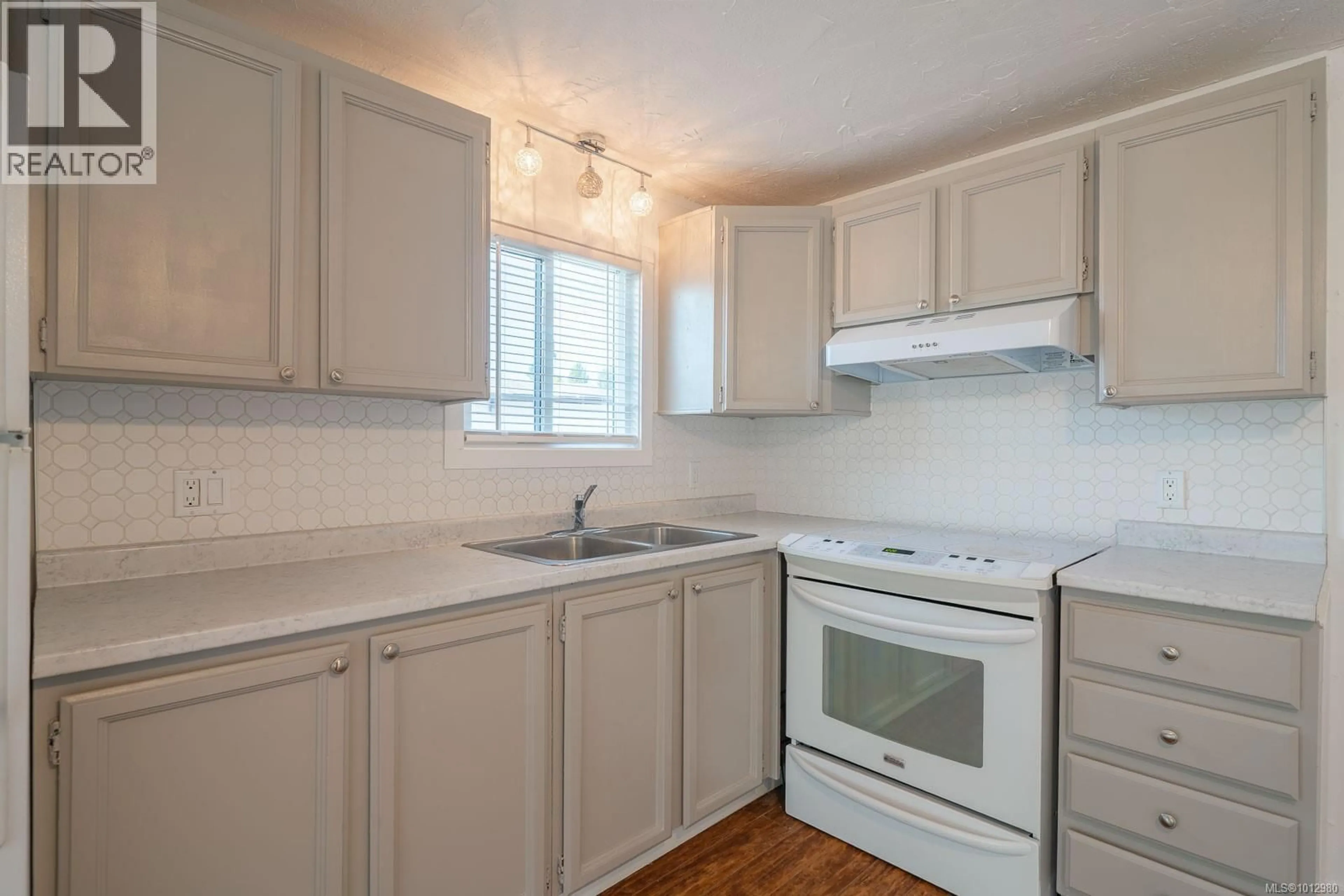 Standard kitchen, wood/laminate floor for 42 - 1572 SEABIRD ROAD, Nanaimo British Columbia V9G1L3