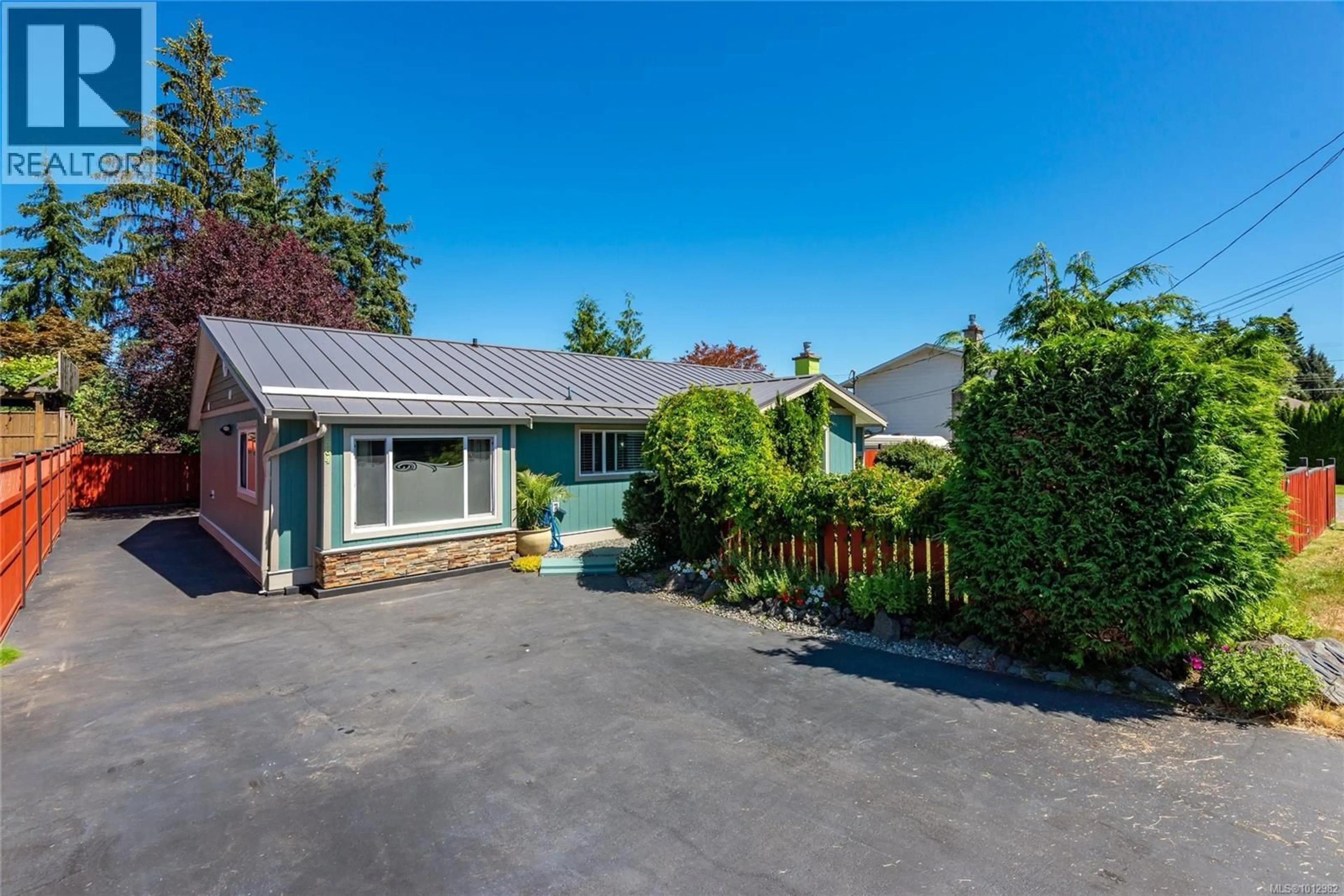A pic from outside/outdoor area/front of a property/back of a property/a pic from drone, street for 564 HOLM ROAD, Campbell River British Columbia V9W1W4