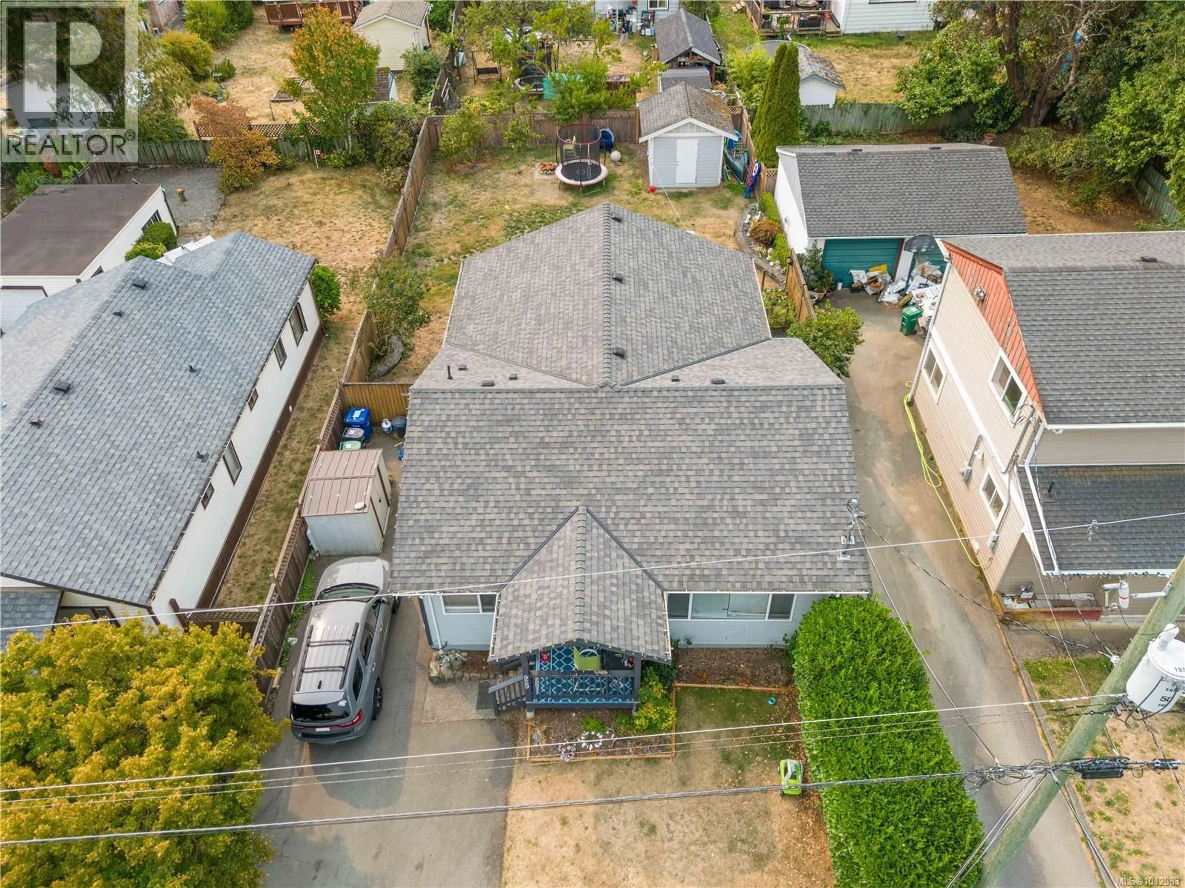 A pic from outside/outdoor area/front of a property/back of a property/a pic from drone, street for 929 CADOGAN STREET, Nanaimo British Columbia V9S1V3