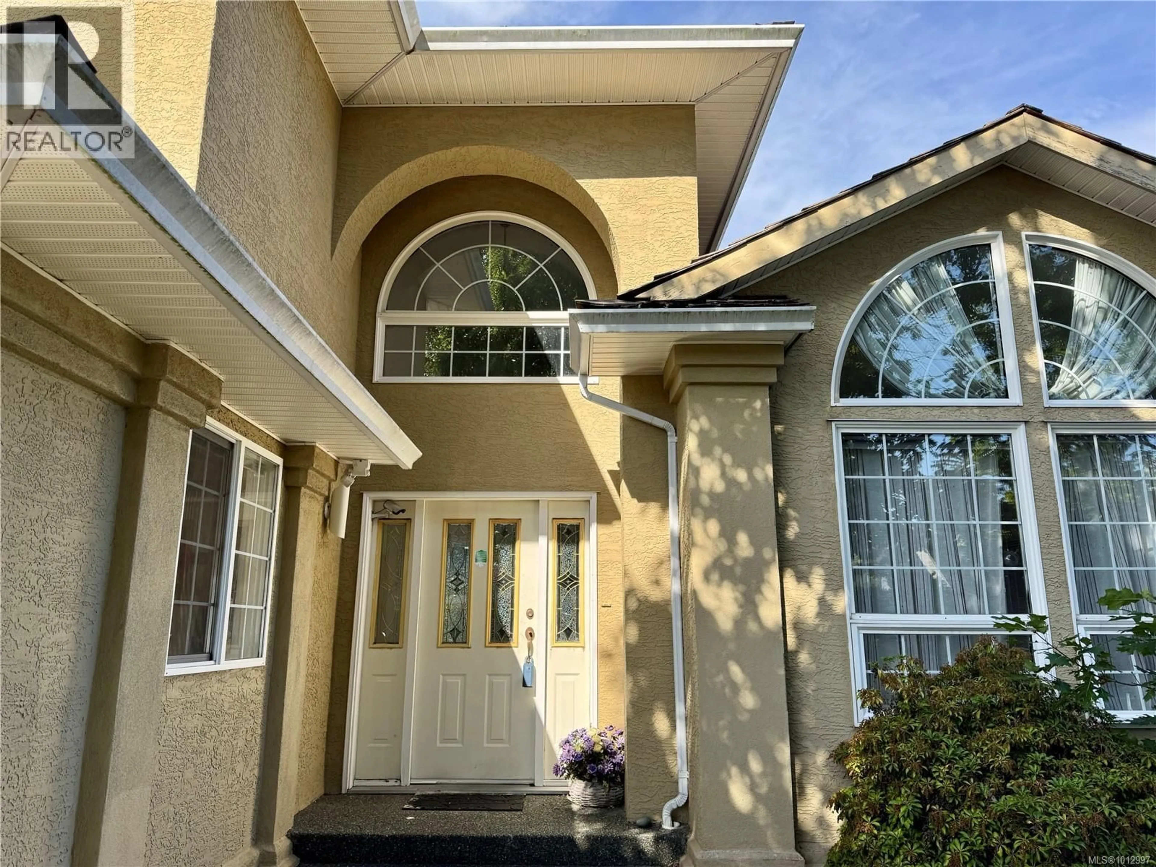 Home with vinyl exterior material, street for 632 CAMBRIDGE DRIVE, Campbell River British Columbia V9W7Y5