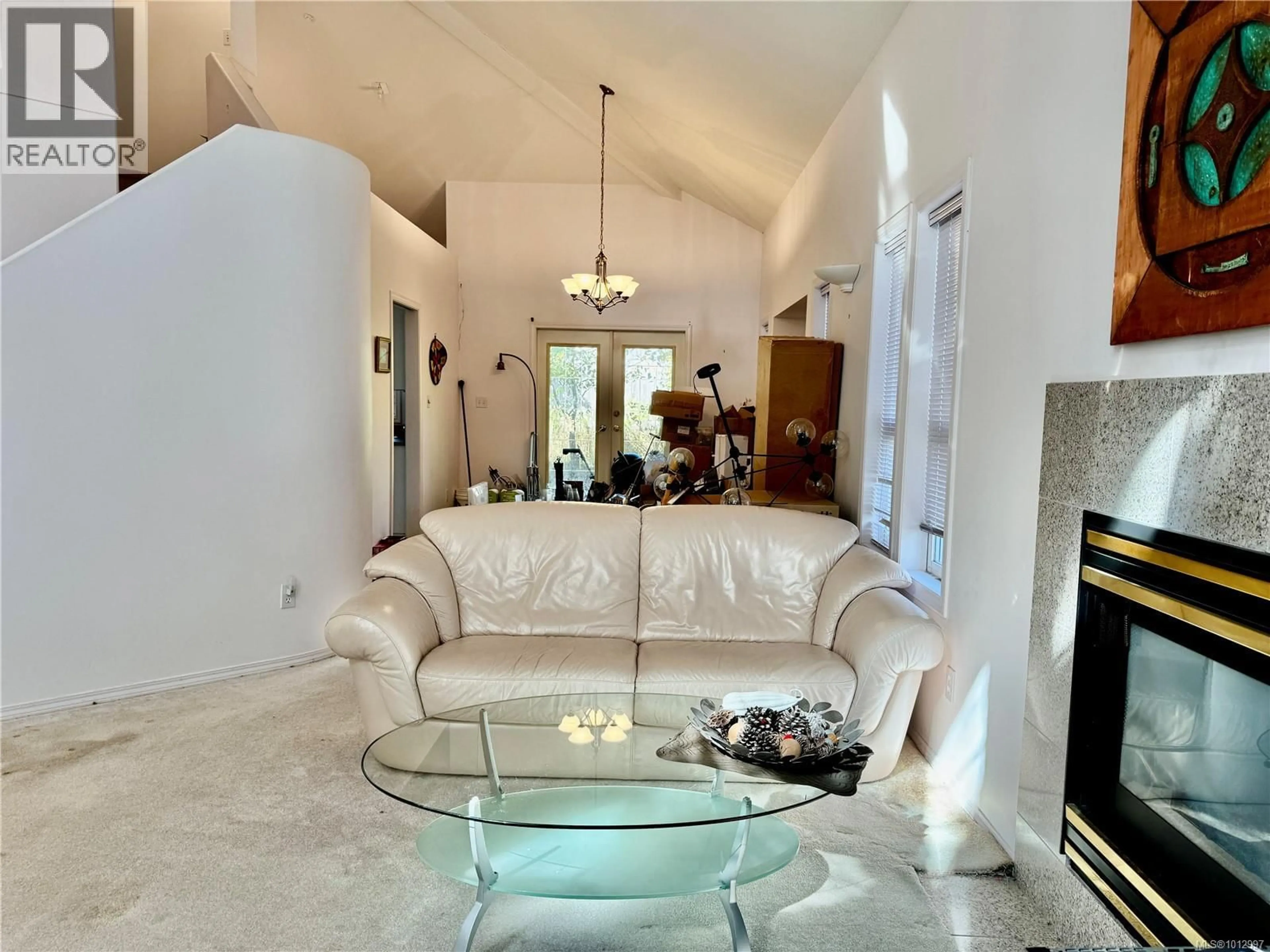 Living room with furniture, ceramic/tile floor for 632 CAMBRIDGE DRIVE, Campbell River British Columbia V9W7Y5