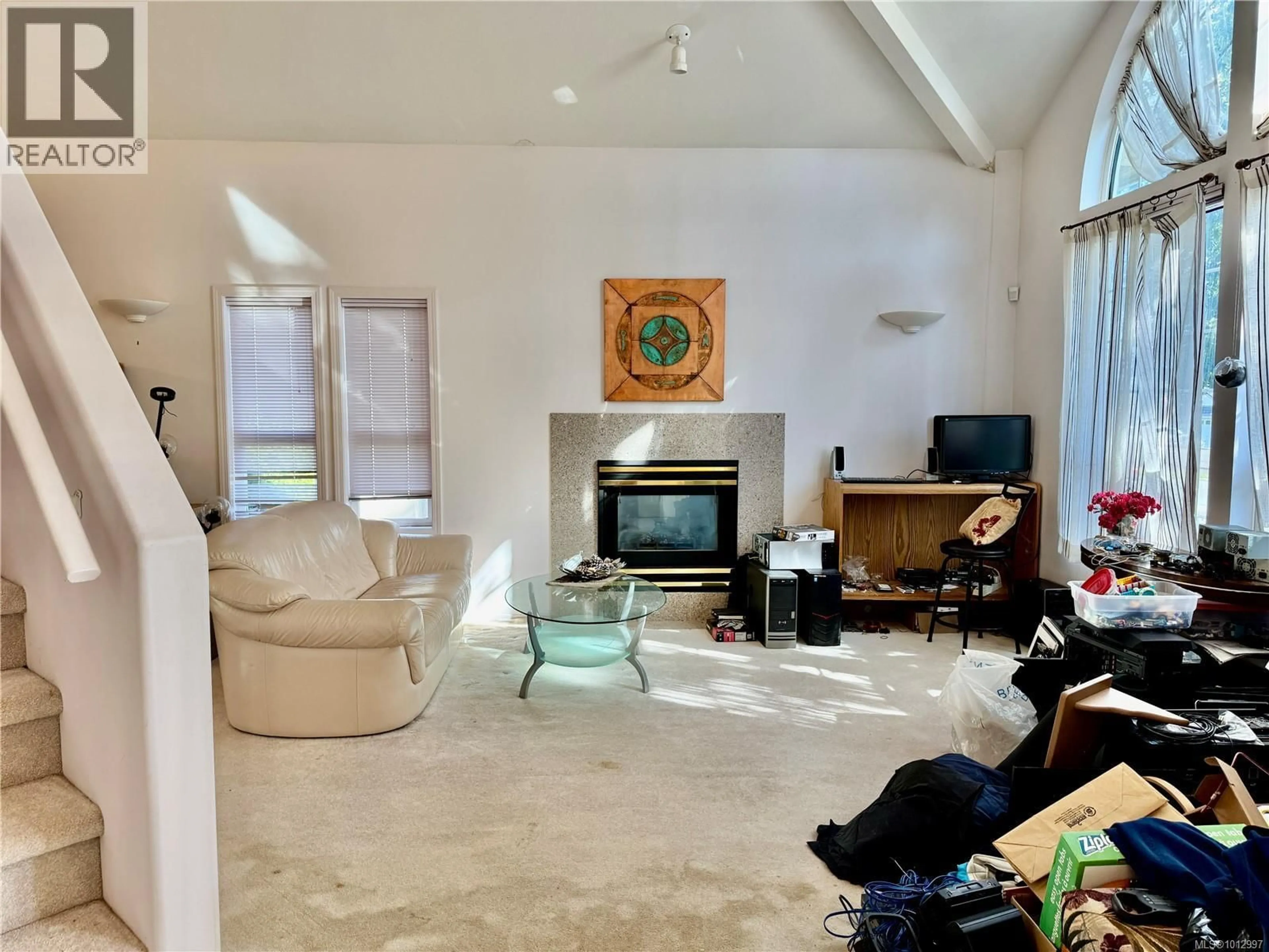 Living room with furniture, ceramic/tile floor for 632 CAMBRIDGE DRIVE, Campbell River British Columbia V9W7Y5