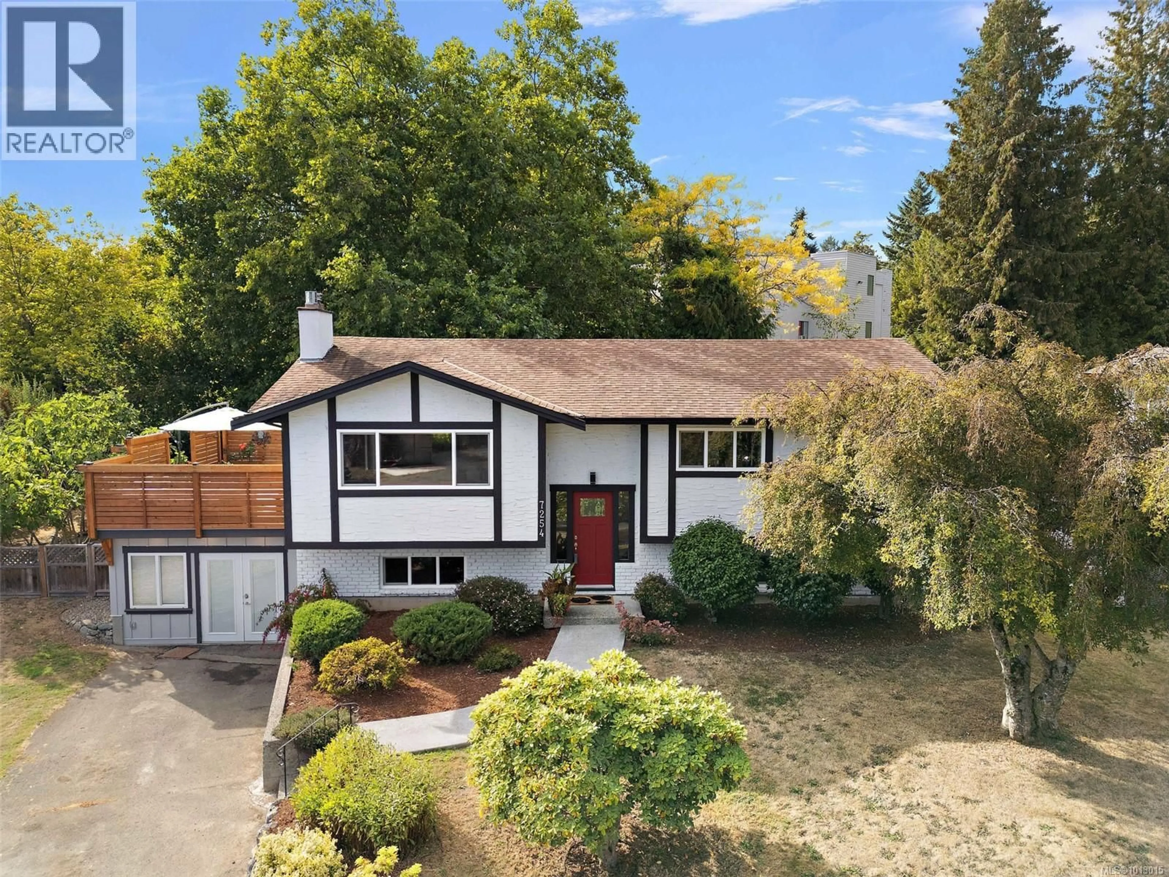 A pic from outside/outdoor area/front of a property/back of a property/a pic from drone, street for 7254 ENID PLACE, Central Saanich British Columbia V8M1H3