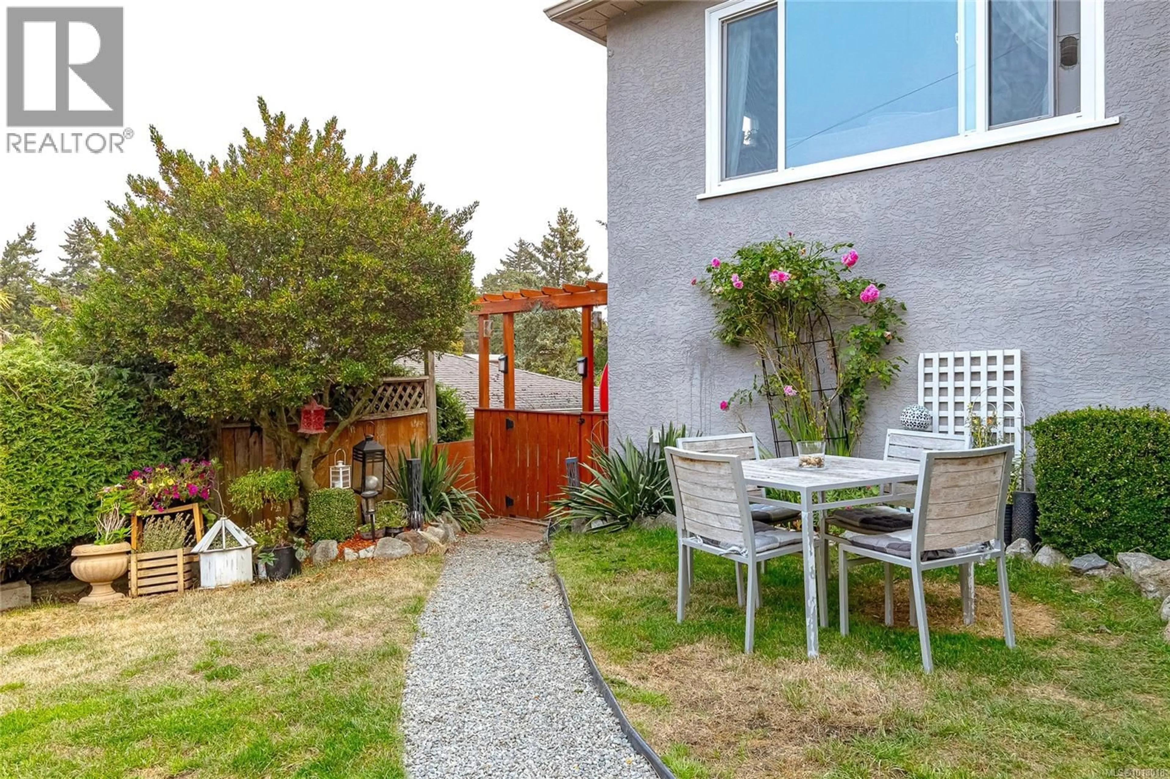 Patio, street for 3839 SAUL STREET, Saanich British Columbia V8X1S4