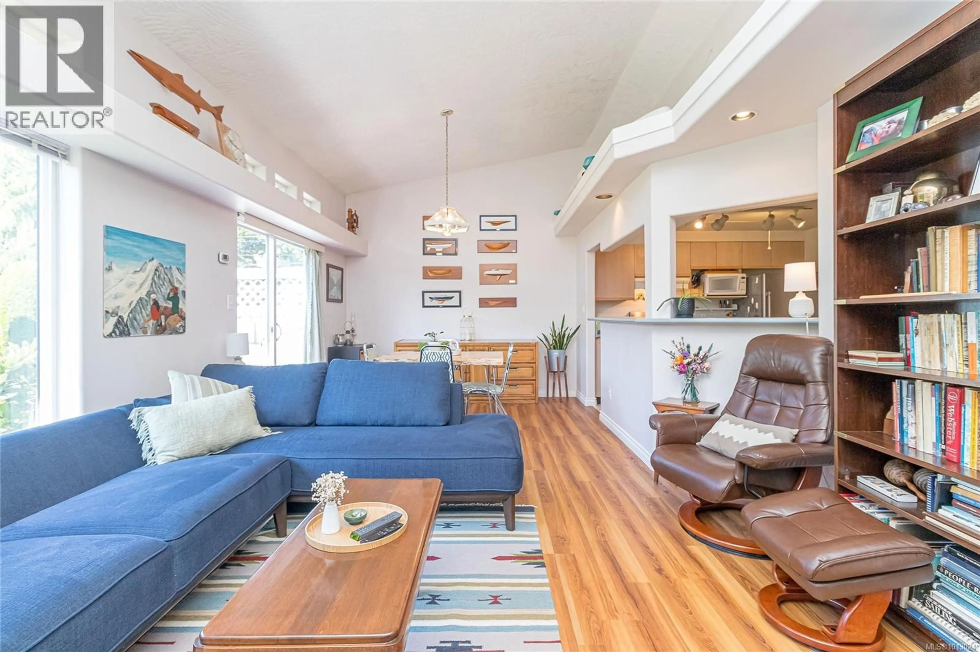 Living room with furniture, wood/laminate floor for 41 - 9933 CHEMAINUS ROAD, Chemainus British Columbia V0R1K0