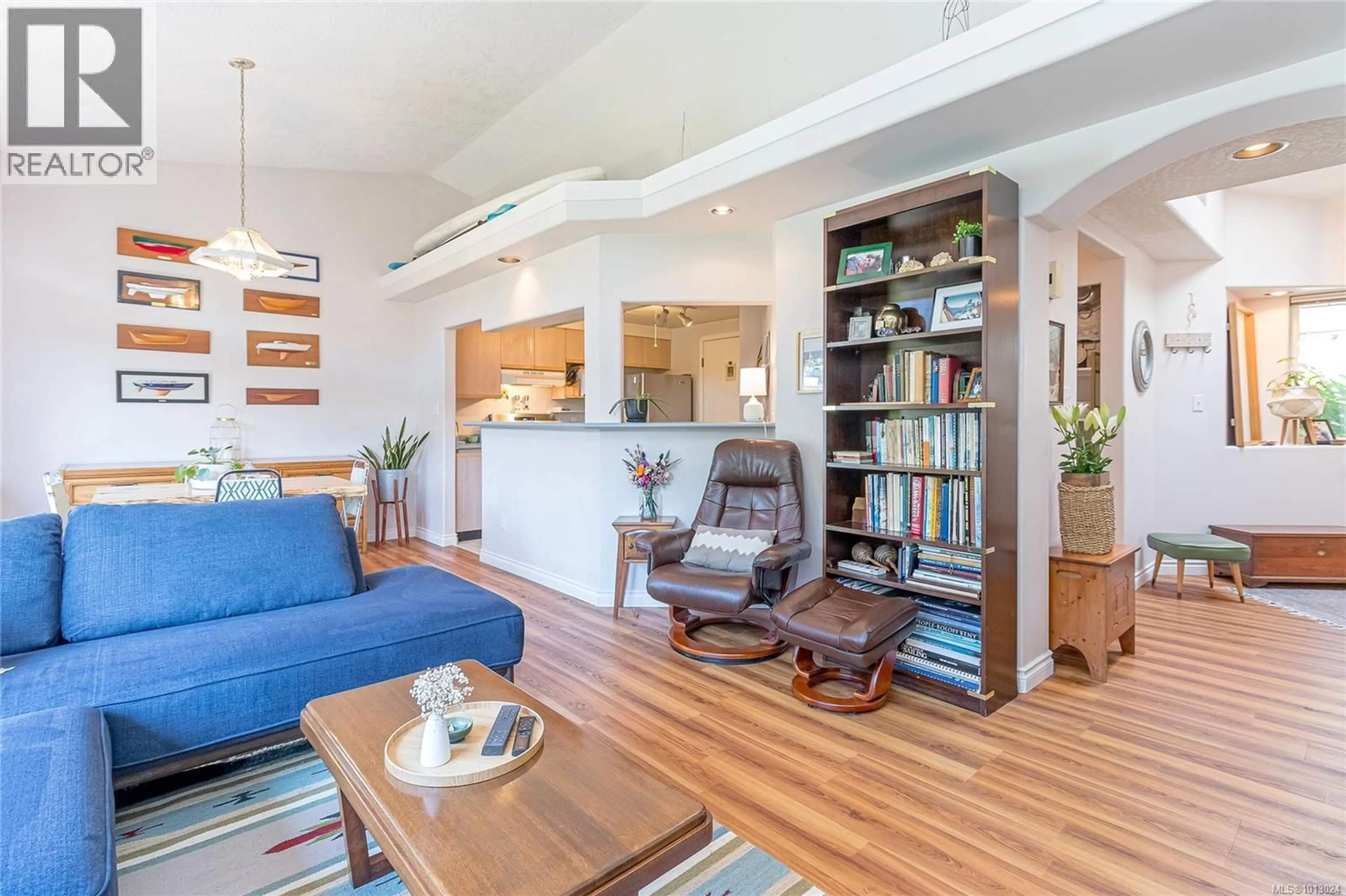 Living room with furniture, wood/laminate floor for 41 - 9933 CHEMAINUS ROAD, Chemainus British Columbia V0R1K0