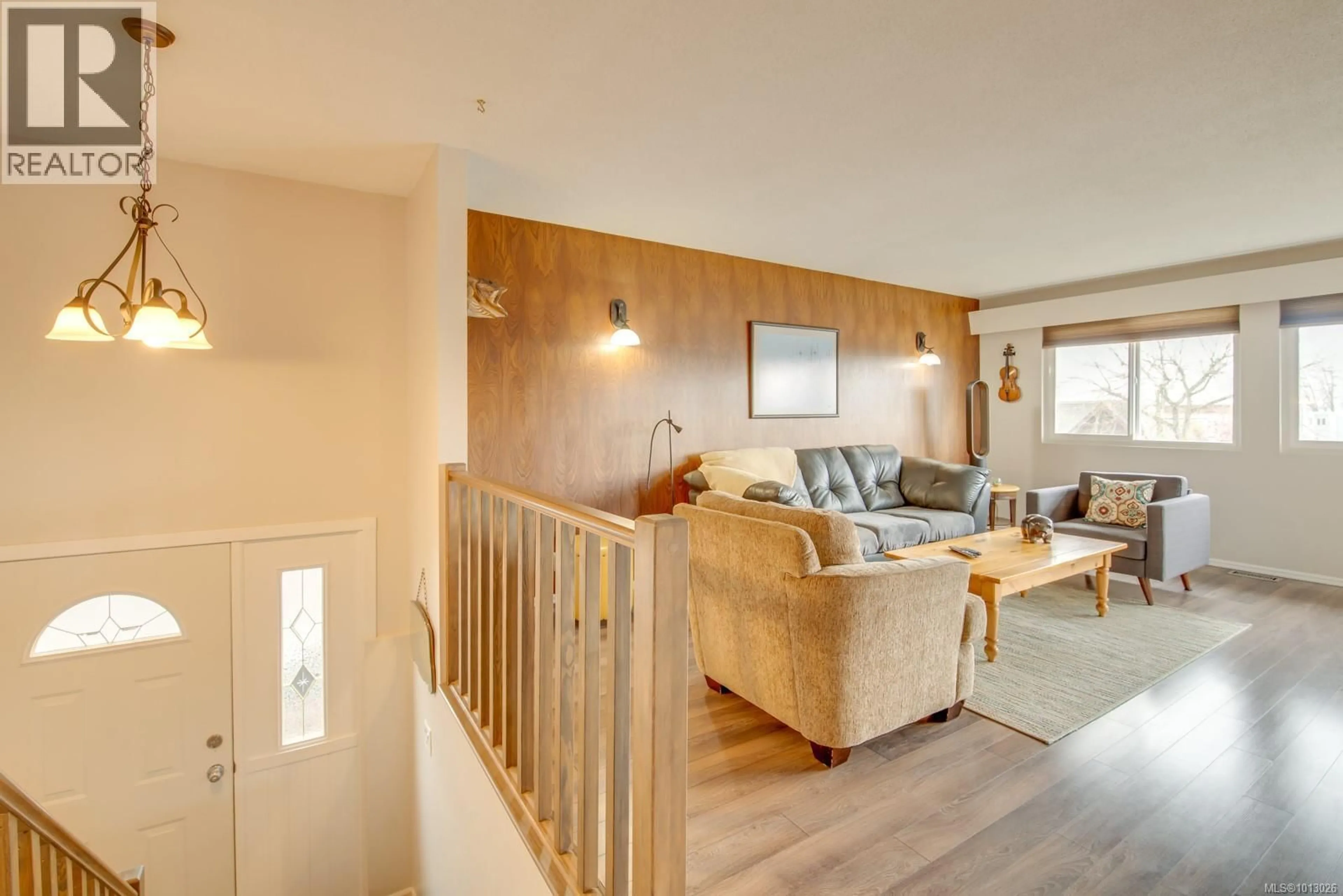 Living room with furniture, wood/laminate floor for 3819 14TH AVENUE, Port Alberni British Columbia V9Y5C1