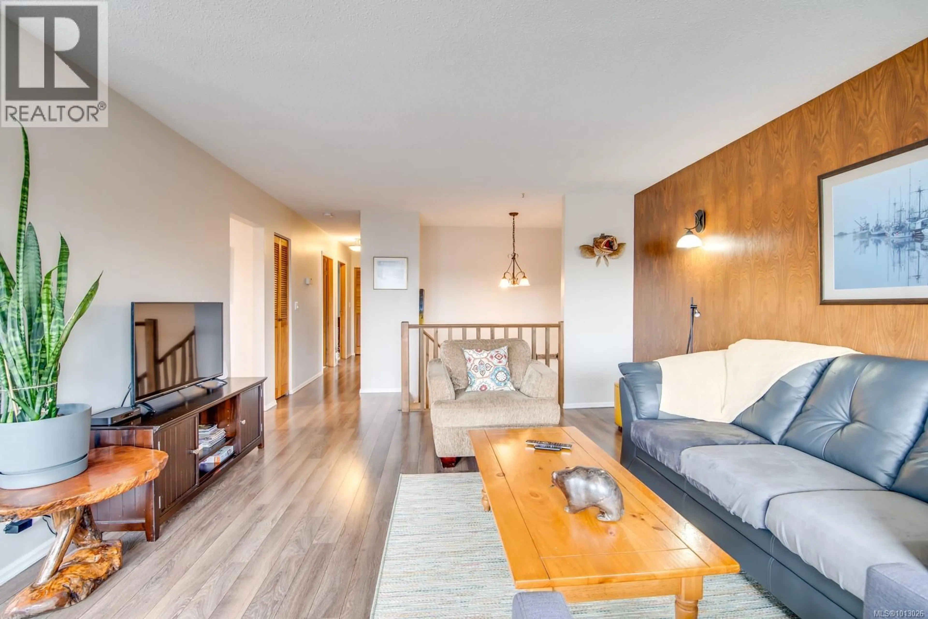Living room with furniture, wood/laminate floor for 3819 14TH AVENUE, Port Alberni British Columbia V9Y5C1