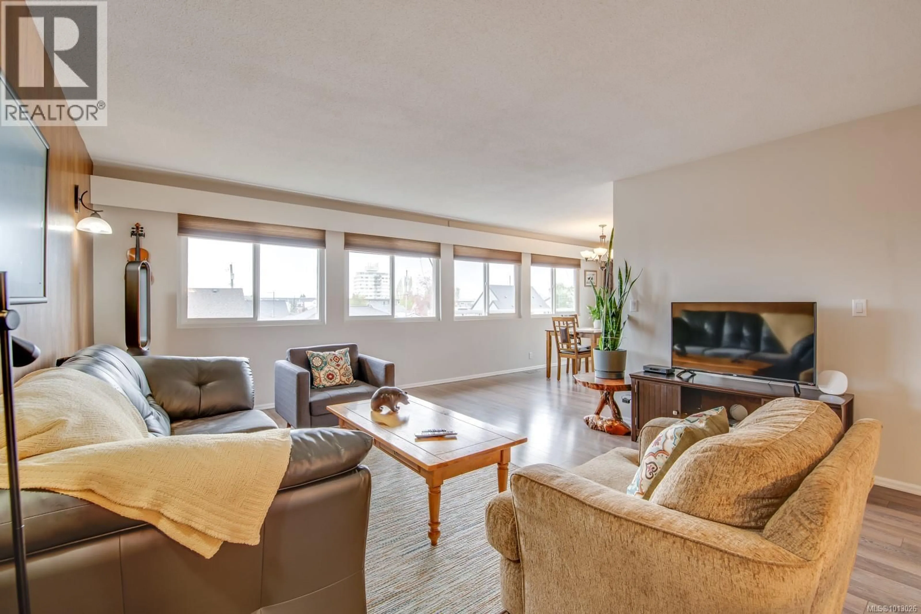 Living room with furniture, wood/laminate floor for 3819 14TH AVENUE, Port Alberni British Columbia V9Y5C1