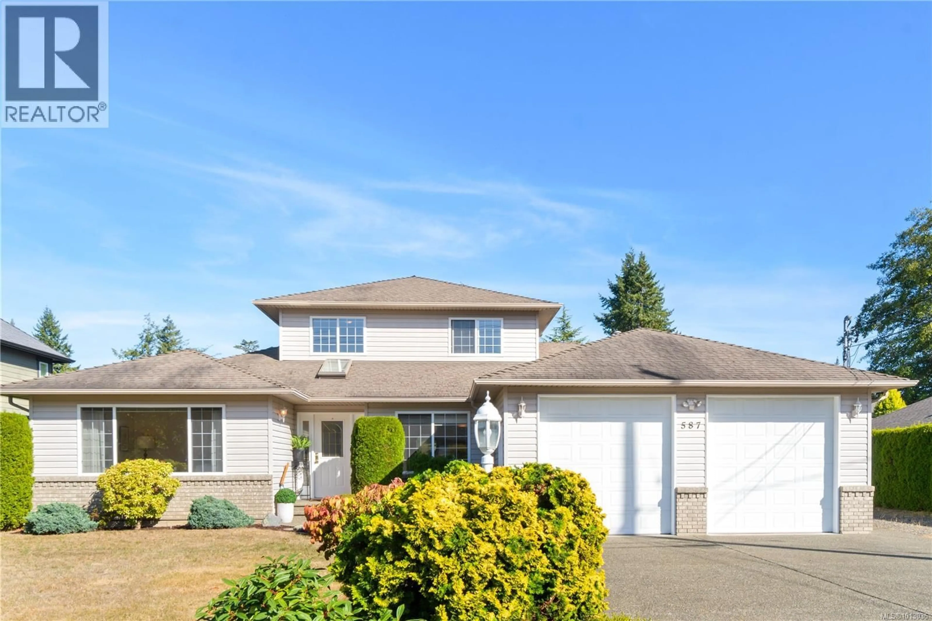 Home with vinyl exterior material, street for 587 HAWTHORNE RISE, Parksville British Columbia V9P2K3