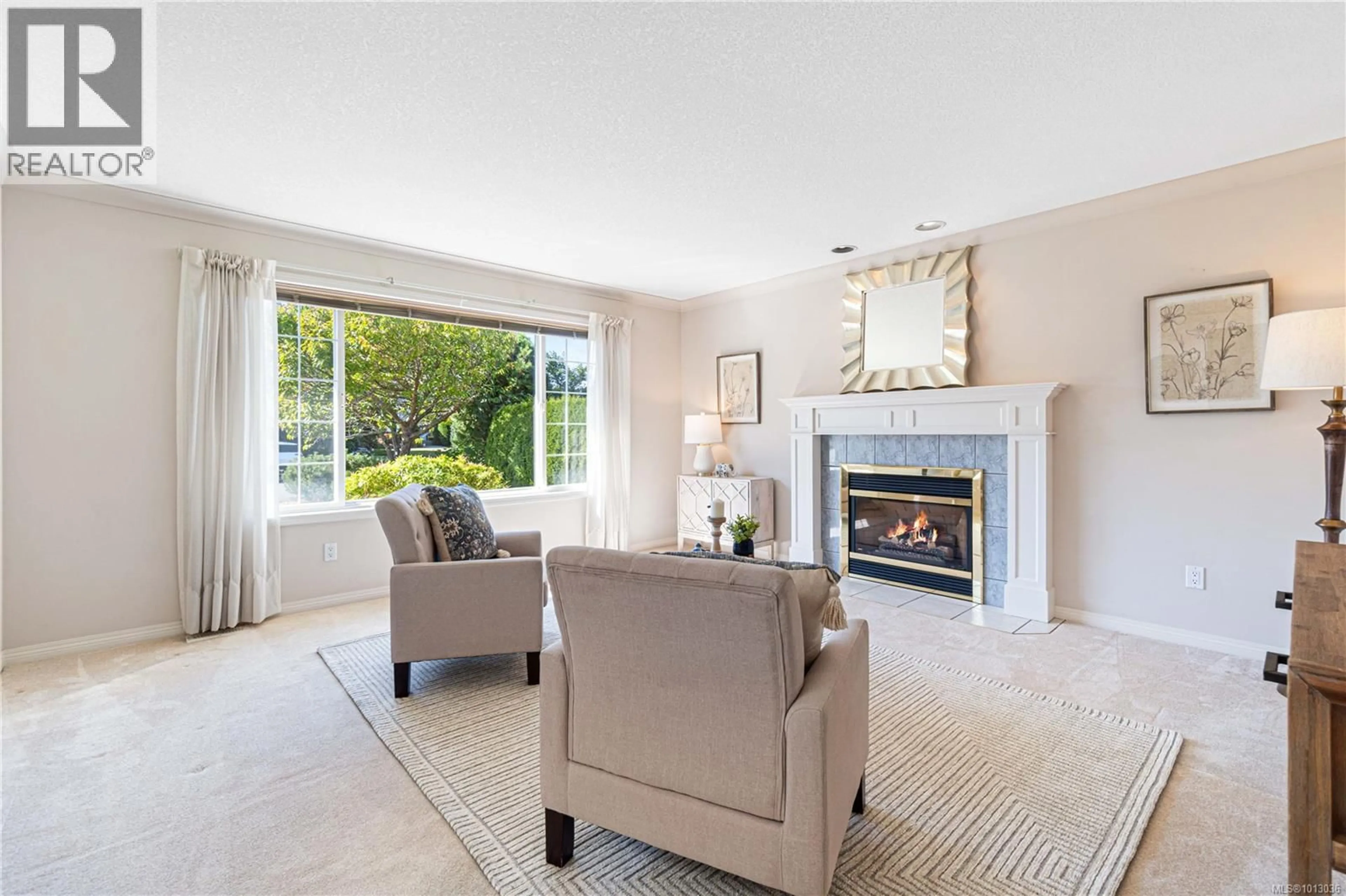 Living room with furniture, unknown for 587 HAWTHORNE RISE, Parksville British Columbia V9P2K3