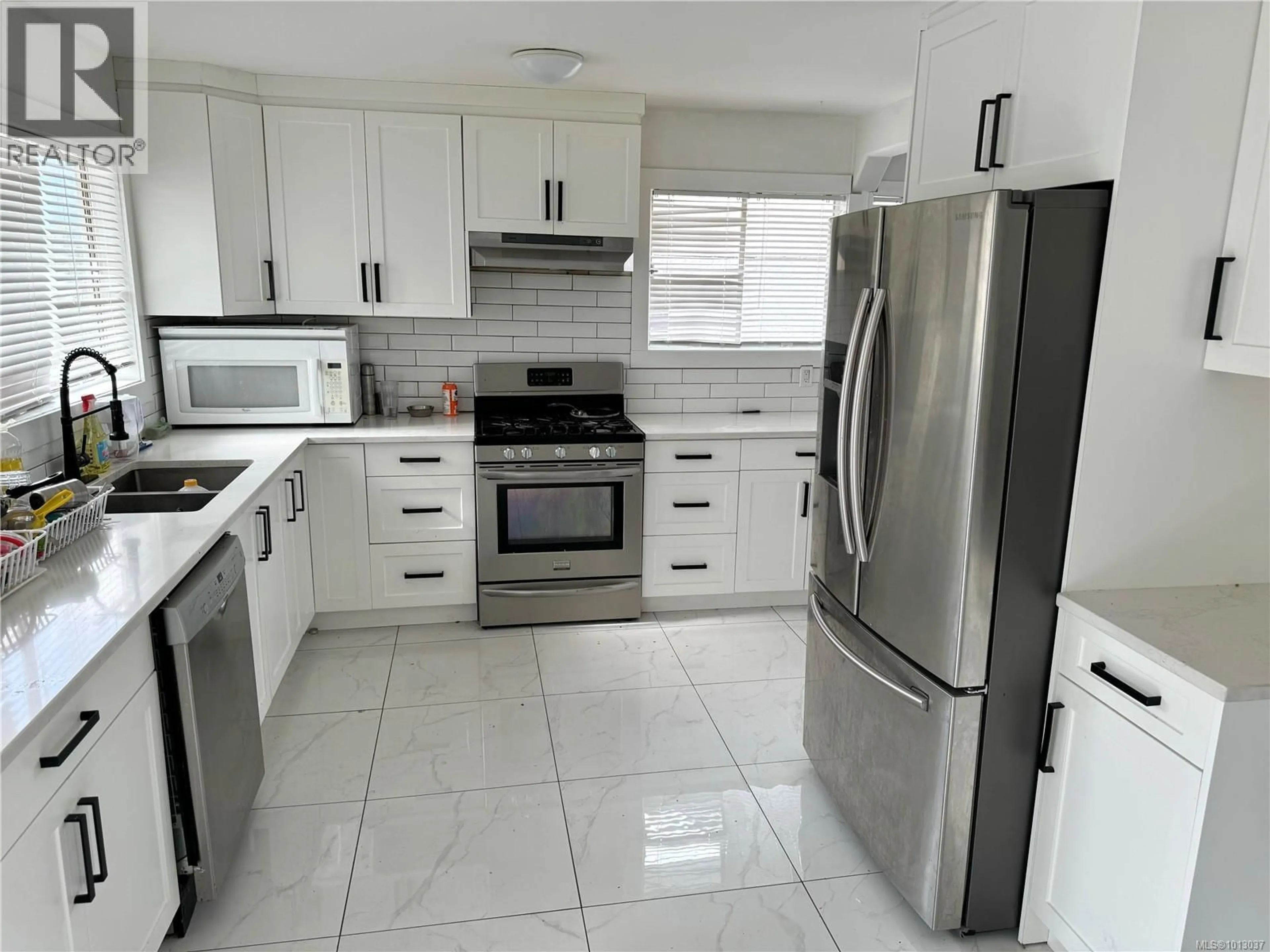Standard kitchen, ceramic/tile floor for 4052 9TH AVENUE, Port Alberni British Columbia V9Y4V2