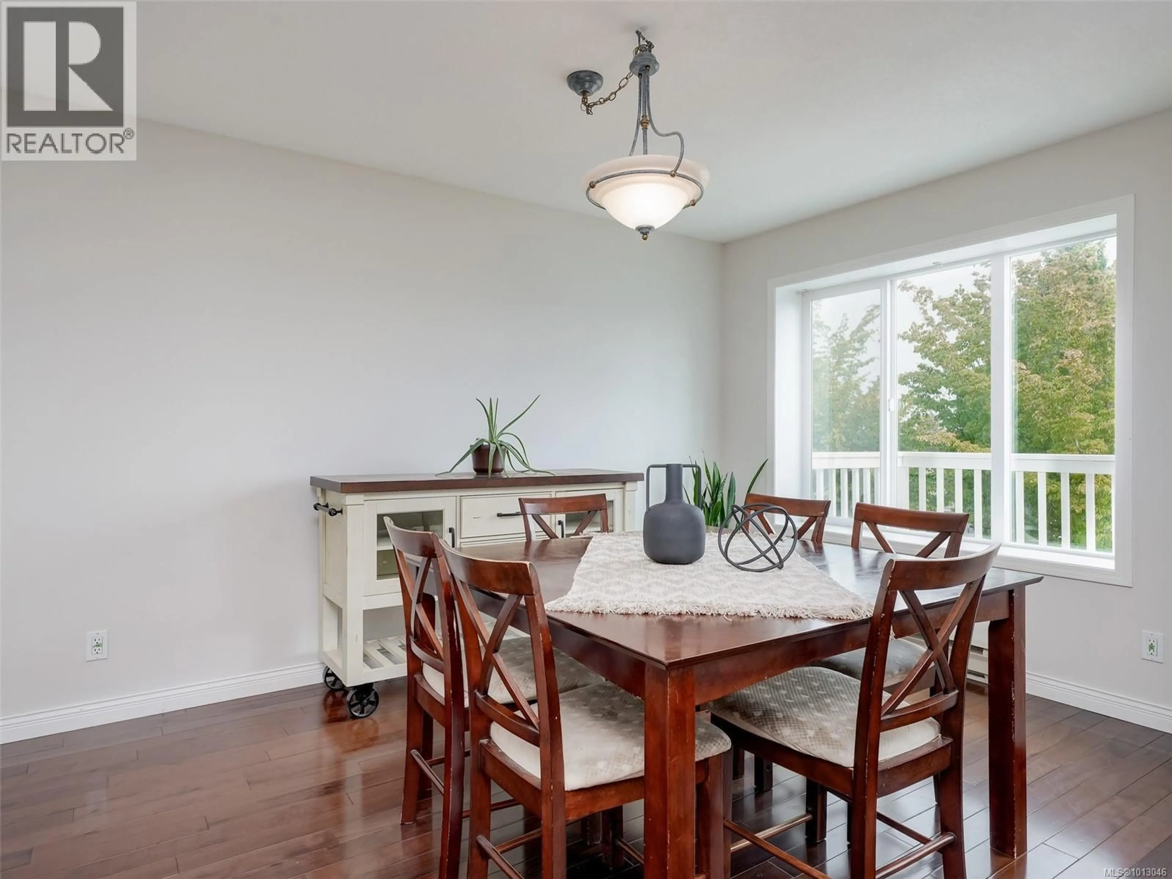 Dining room, wood/laminate floor for 2567 WILCOX TERRACE, Central Saanich British Columbia V8Z7G5