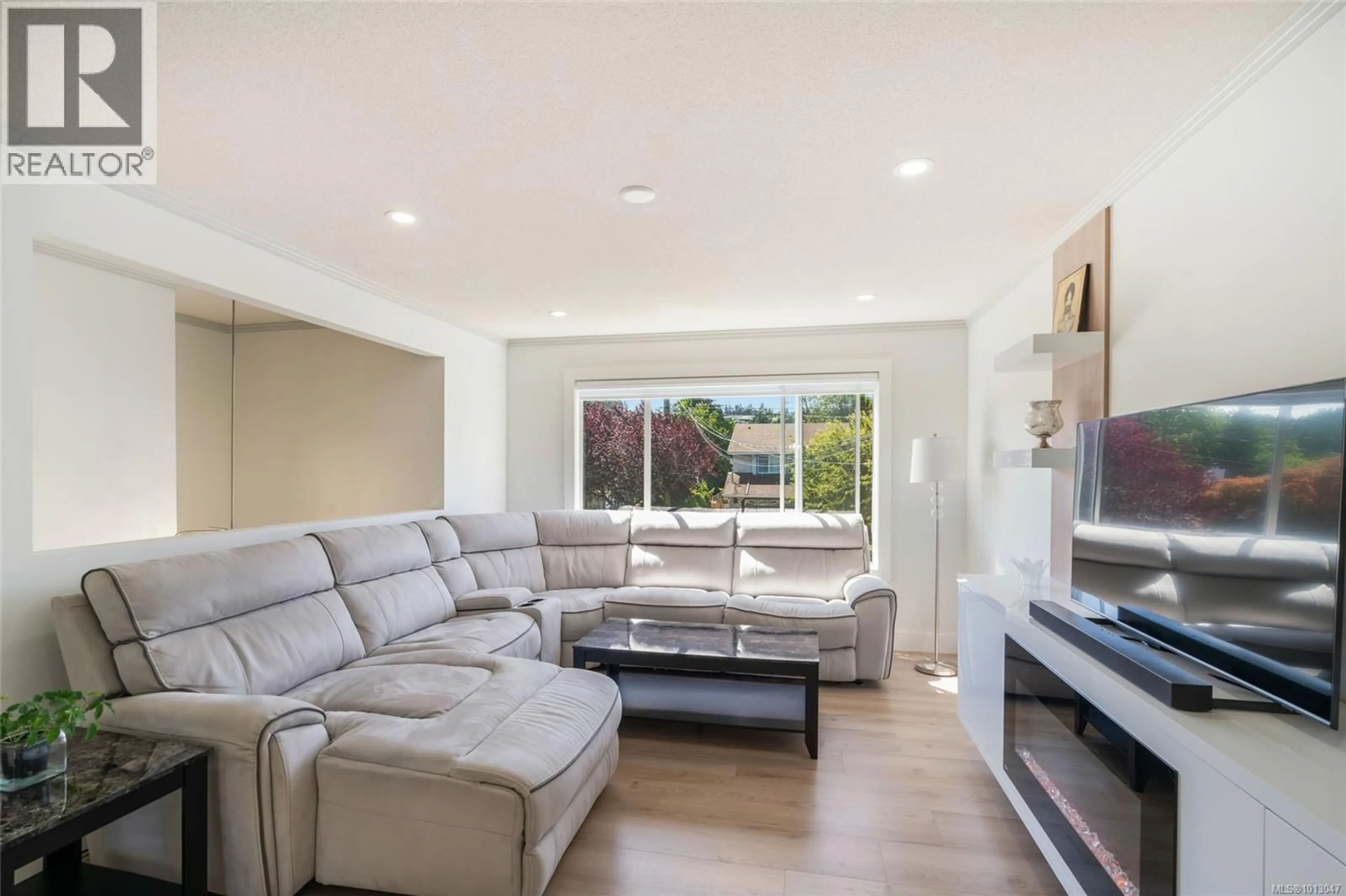 Living room with furniture, unknown for 5954 BROADWAY ROAD, Nanaimo British Columbia V9V1C9