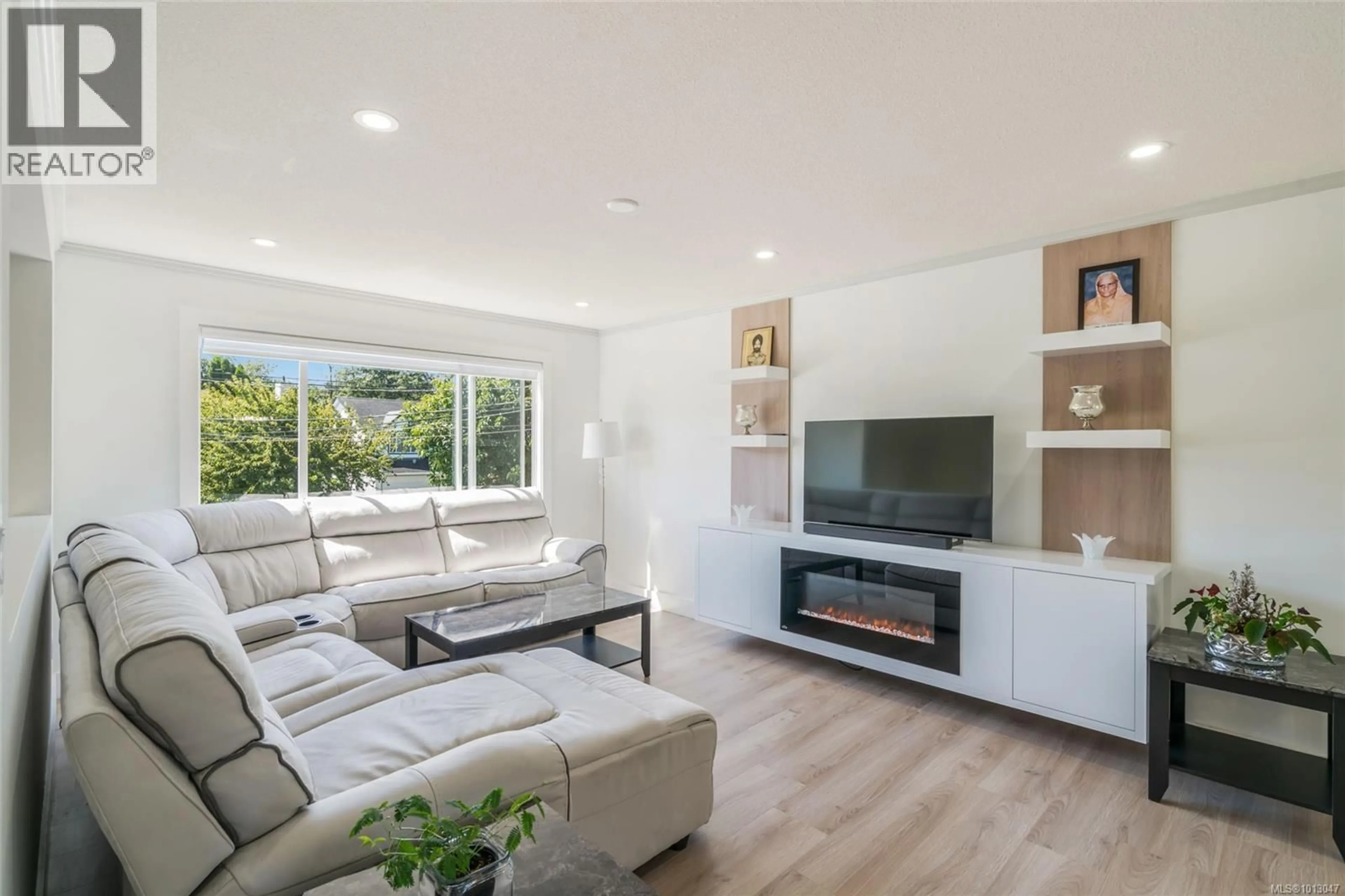 Living room with furniture, wood/laminate floor for 5954 BROADWAY ROAD, Nanaimo British Columbia V9V1C9